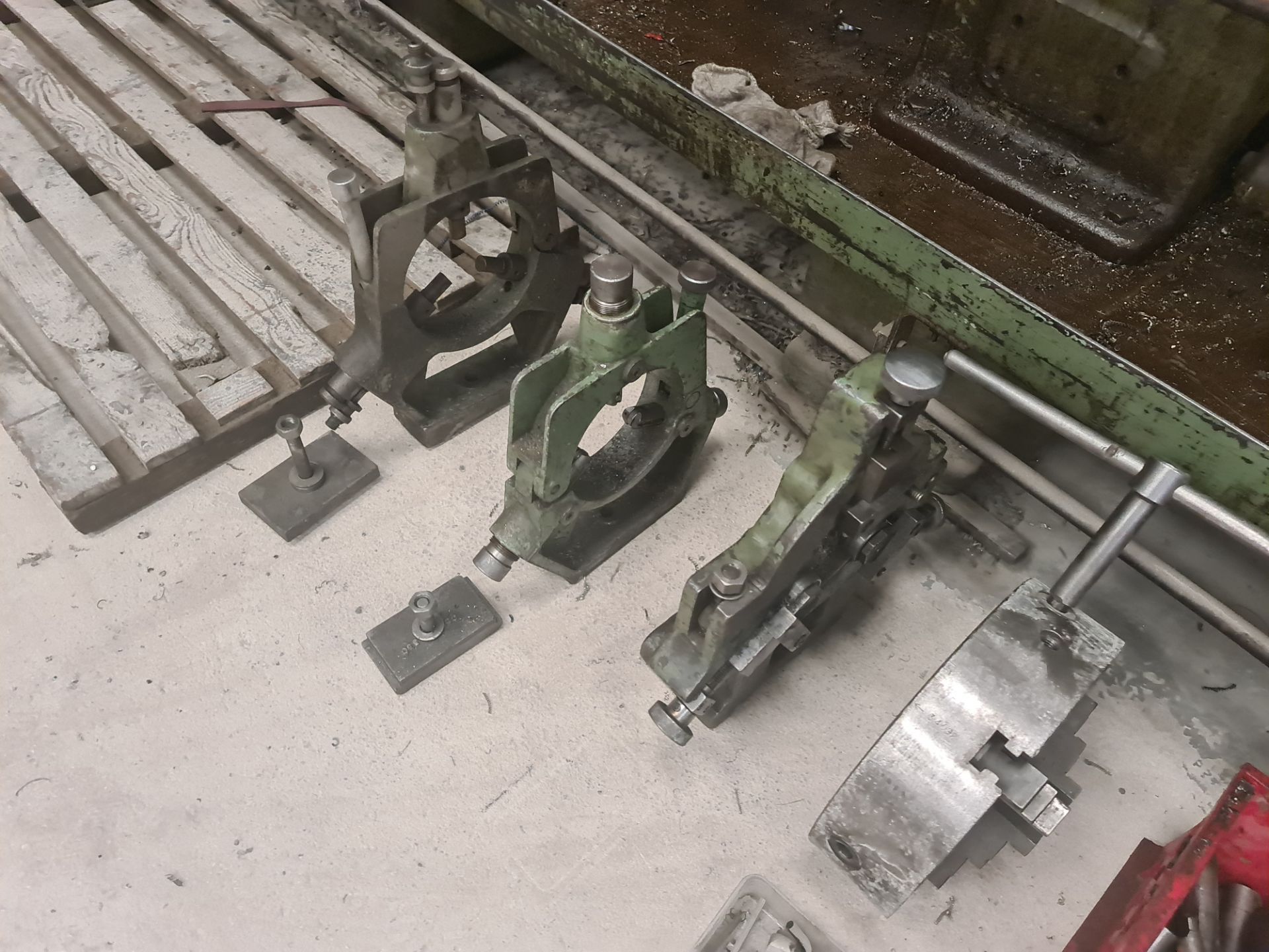 DSG type 17 gap lathe fitted with Newall DRO. Includes large quantity of tooling & ancillaries as p - Image 41 of 47