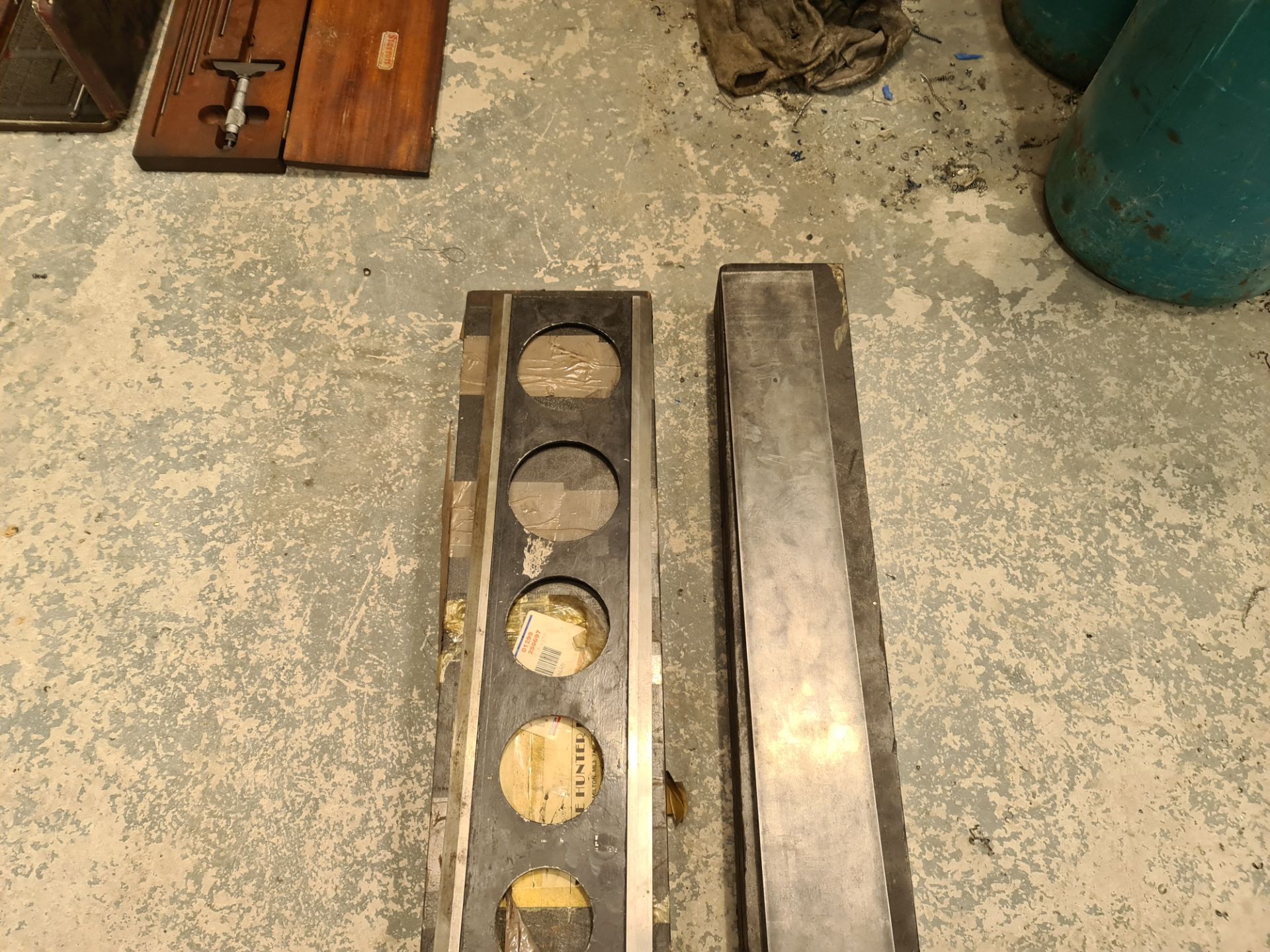 2 off L shaped heavy-duty metal set squares - Image 4 of 5