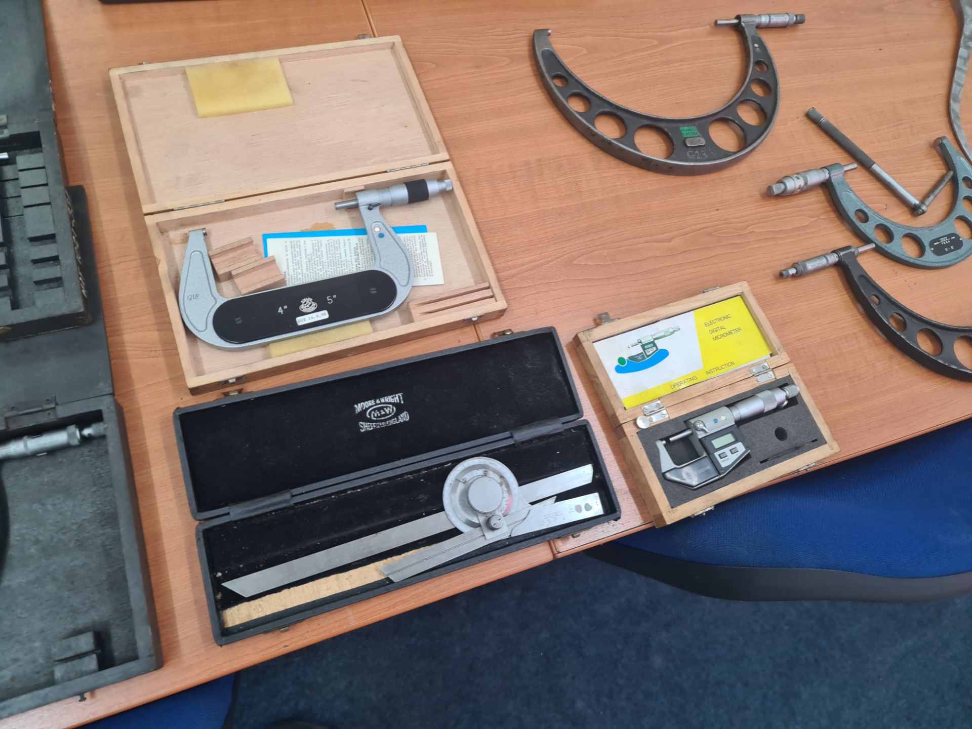 Large quantity of micrometers, callipers & other measuring equipment comprising trolley & contents. - Image 24 of 28