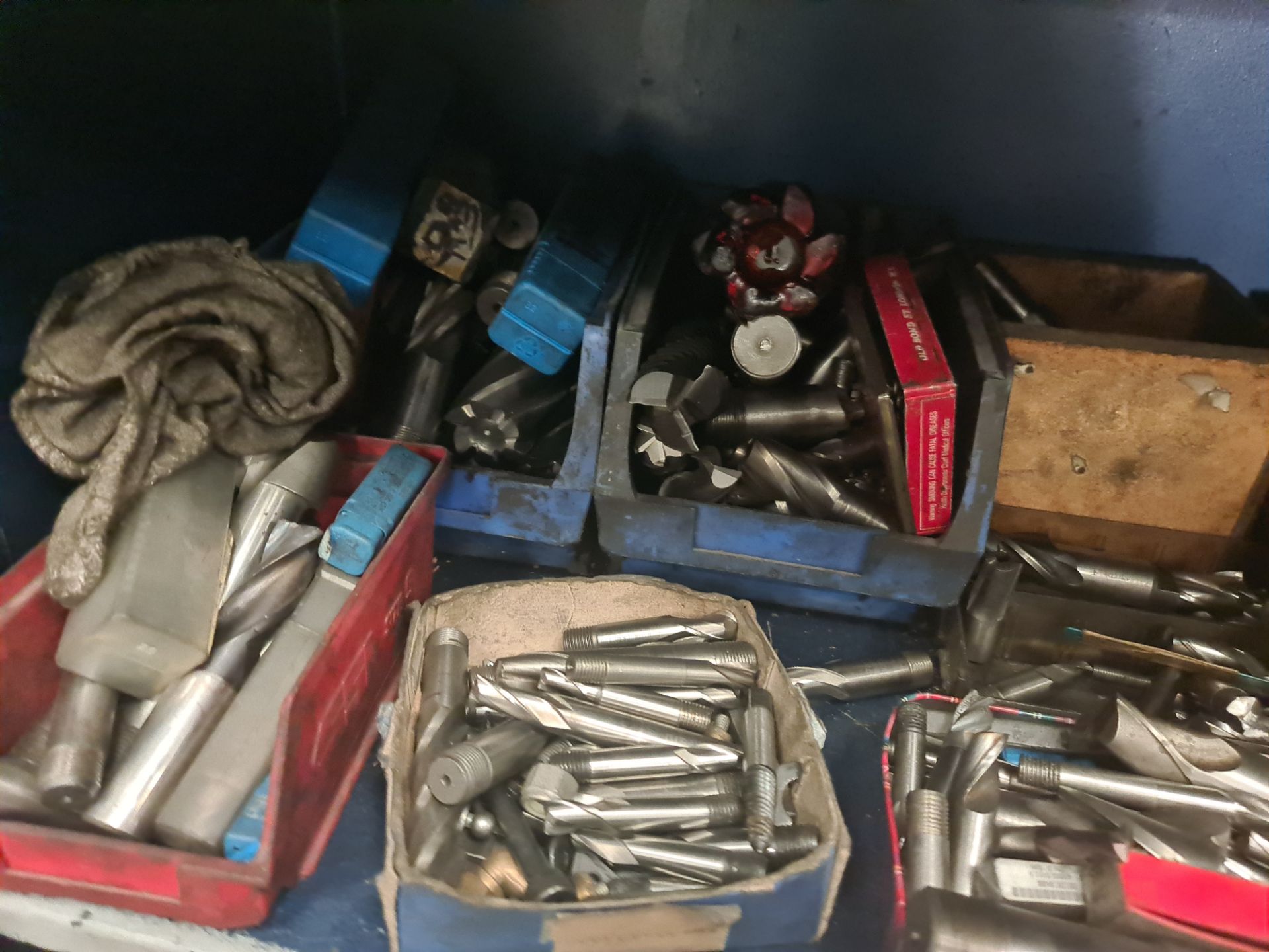 Large quantity of tooling for use with a variety of different lathes, comprising cupboard & contents - Image 18 of 23