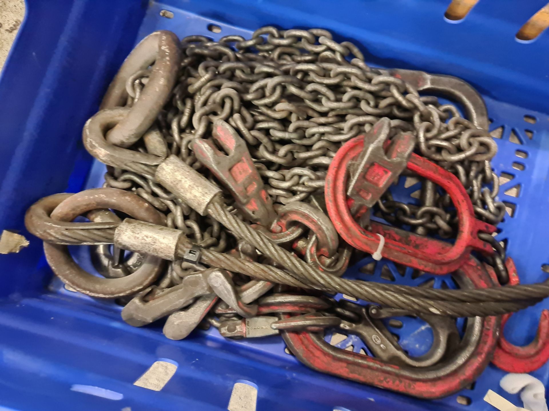 The contents of a crate of lifting chains - crate excluded - Image 2 of 3