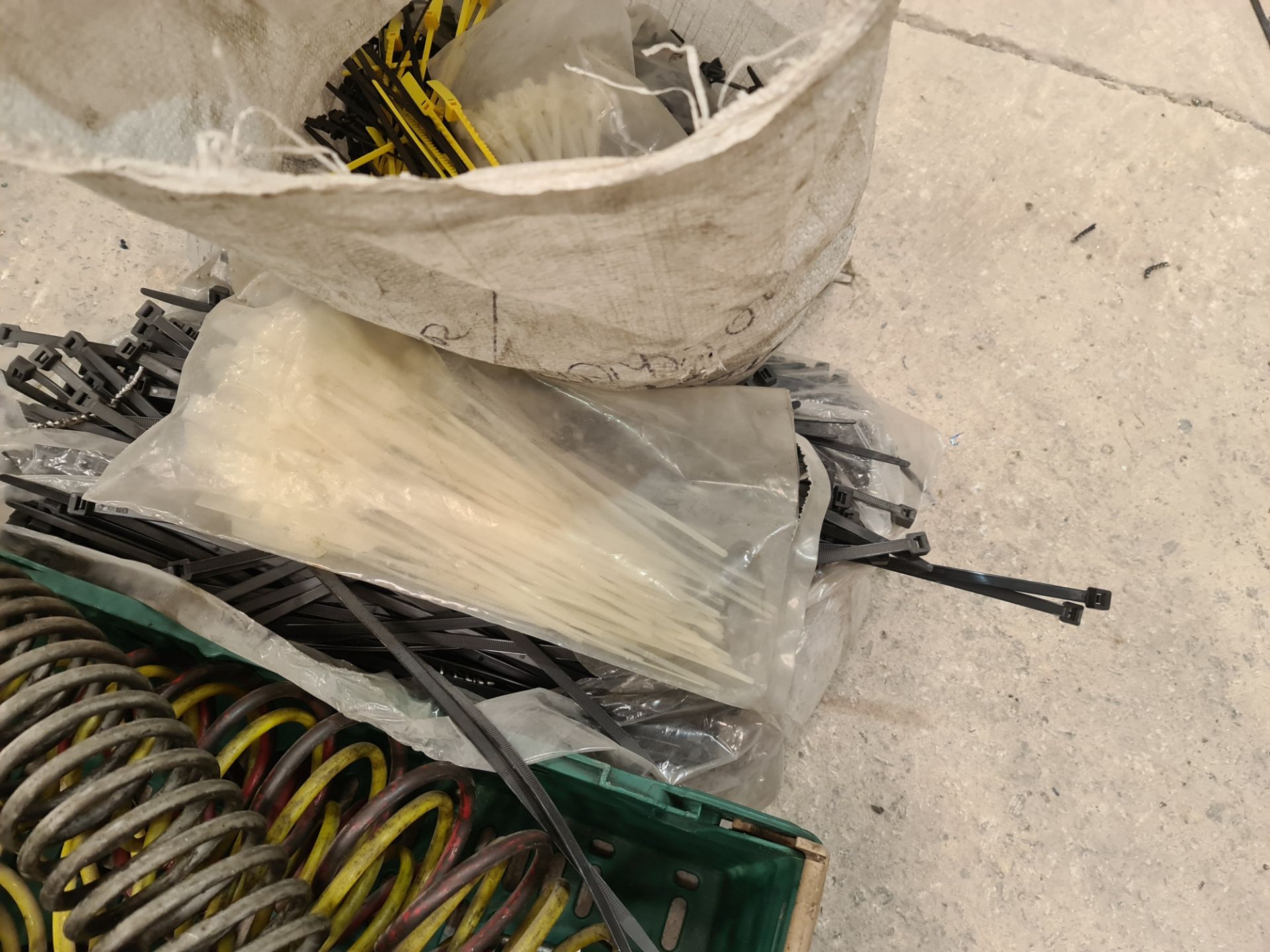 Quantity of miscellaneous items comprising air hose, cable ties, measuring devices, pry bar & more - Image 7 of 8