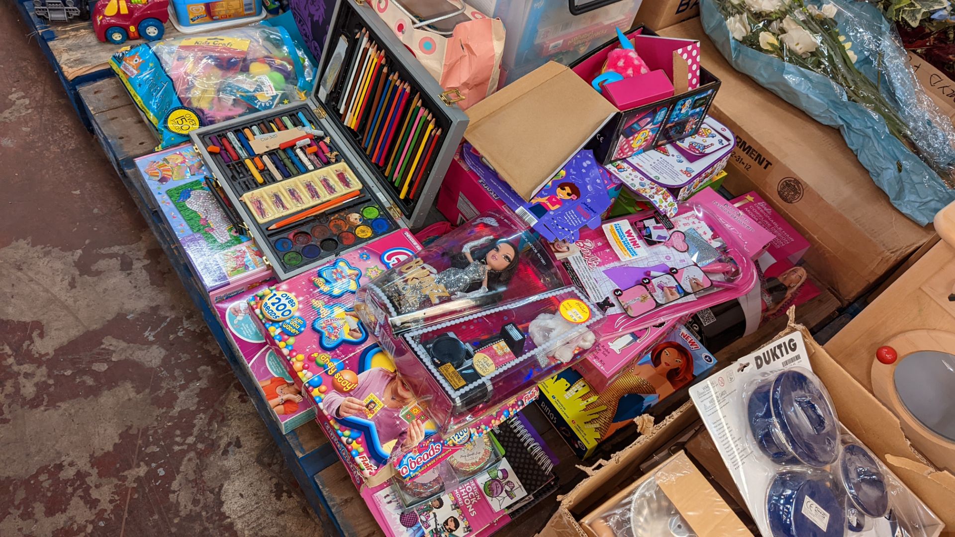 The contents of a pallet of arts/crafts items, dolls & similar - Image 7 of 7