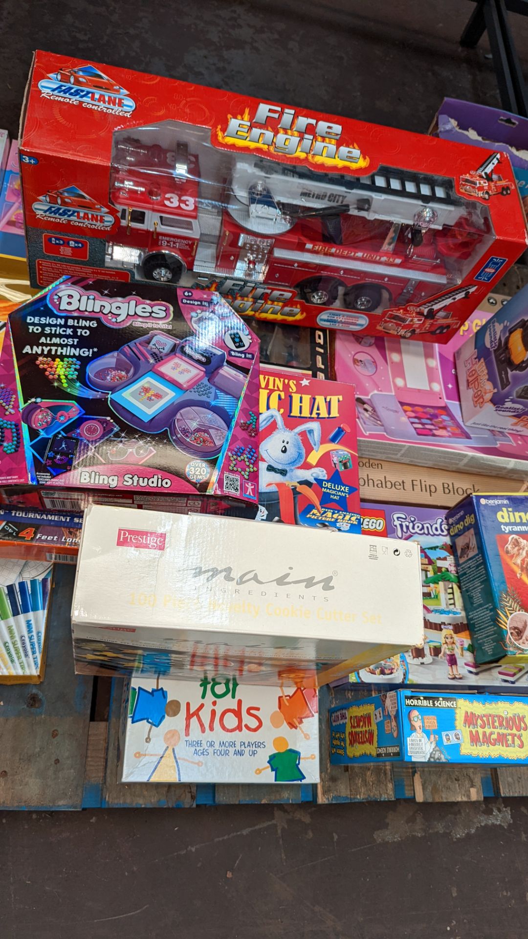 Large quantity of children's toys & games comprising the contents of a pallet plus large storage box - Image 6 of 9