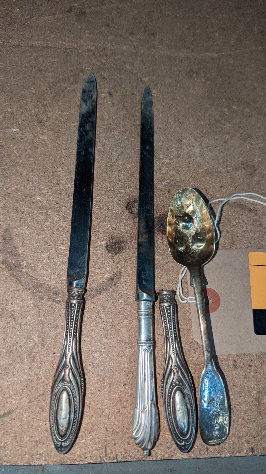 4 assorted items in silver comprising 2 off slim knives/letter openers, 1 handle, 1 spoon - Image 2 of 8