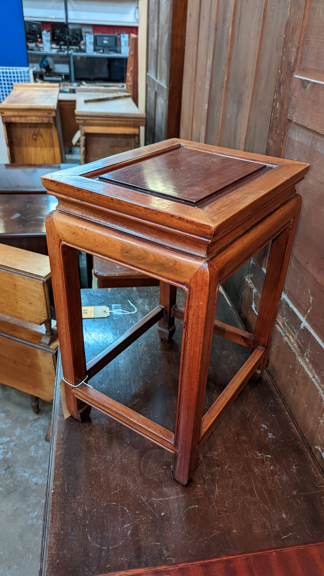 Small mahogany occasional table - Image 6 of 6