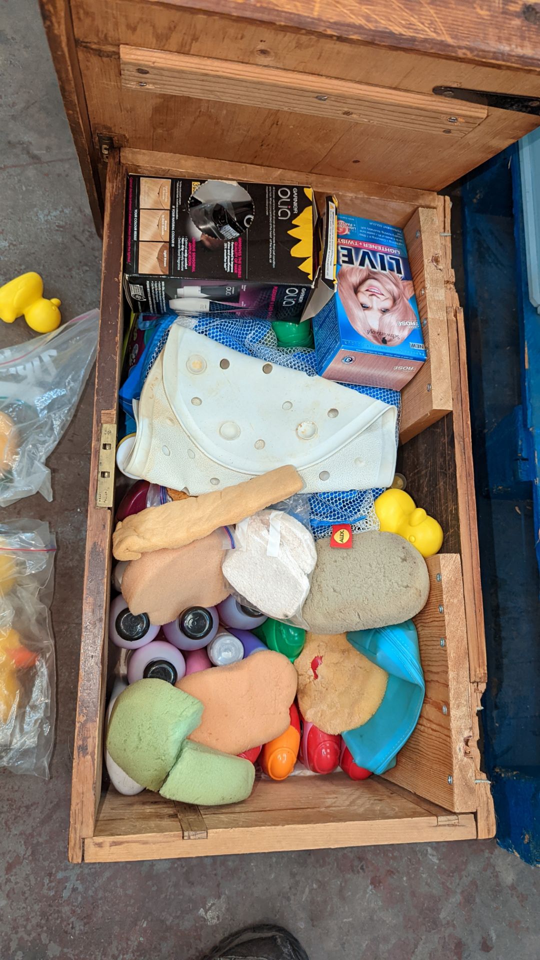 Wooden chest & contents of bathroom related items - Image 5 of 6