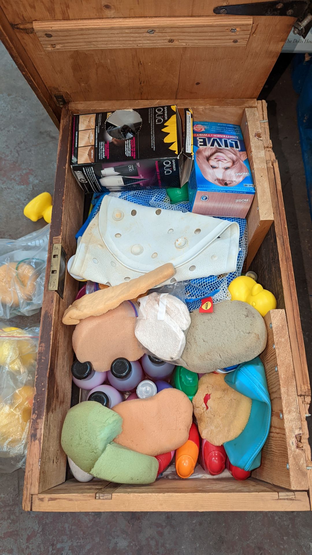 Wooden chest & contents of bathroom related items - Image 4 of 6