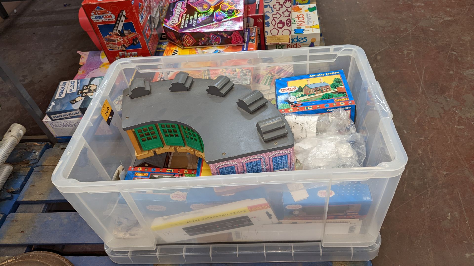 Large quantity of children's toys & games comprising the contents of a pallet plus large storage box - Image 4 of 9