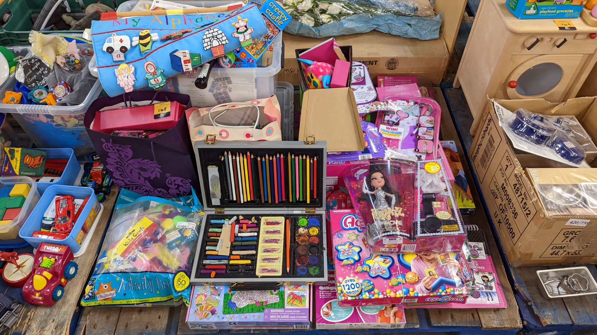 The contents of a pallet of arts/crafts items, dolls & similar - Image 2 of 7