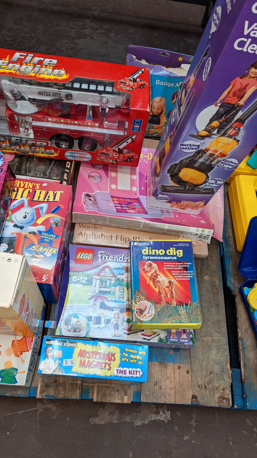 Large quantity of children's toys & games comprising the contents of a pallet plus large storage box - Image 7 of 9