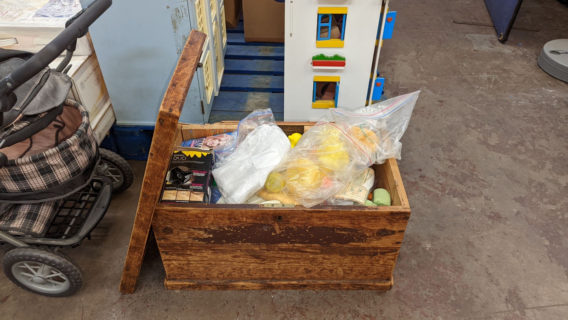 Wooden chest & contents of bathroom related items