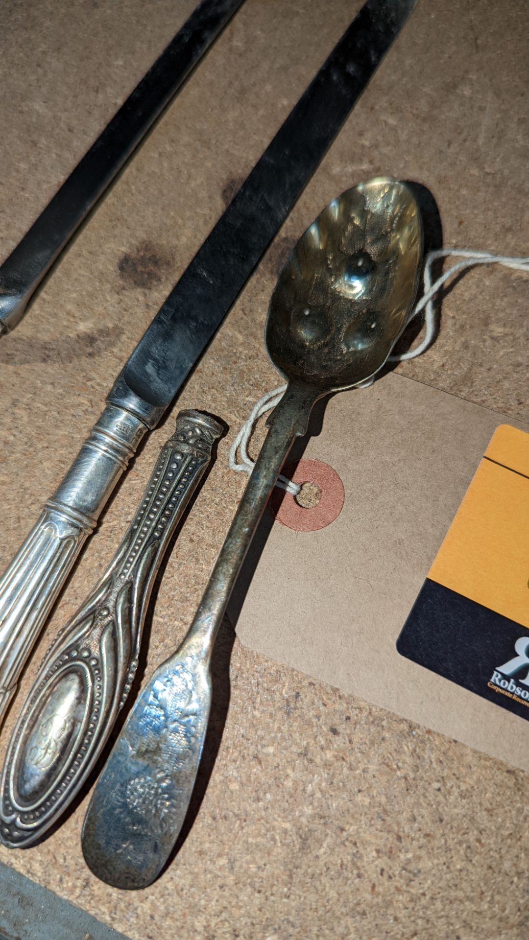 4 assorted items in silver comprising 2 off slim knives/letter openers, 1 handle, 1 spoon - Image 6 of 8