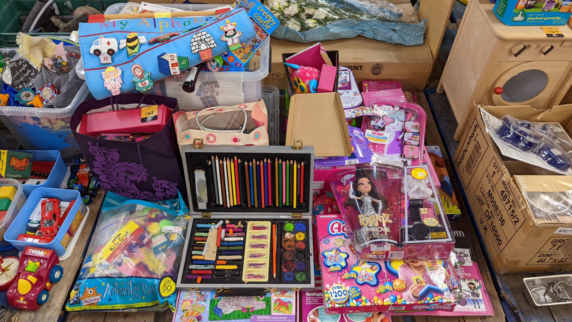 The contents of a pallet of arts/crafts items, dolls & similar