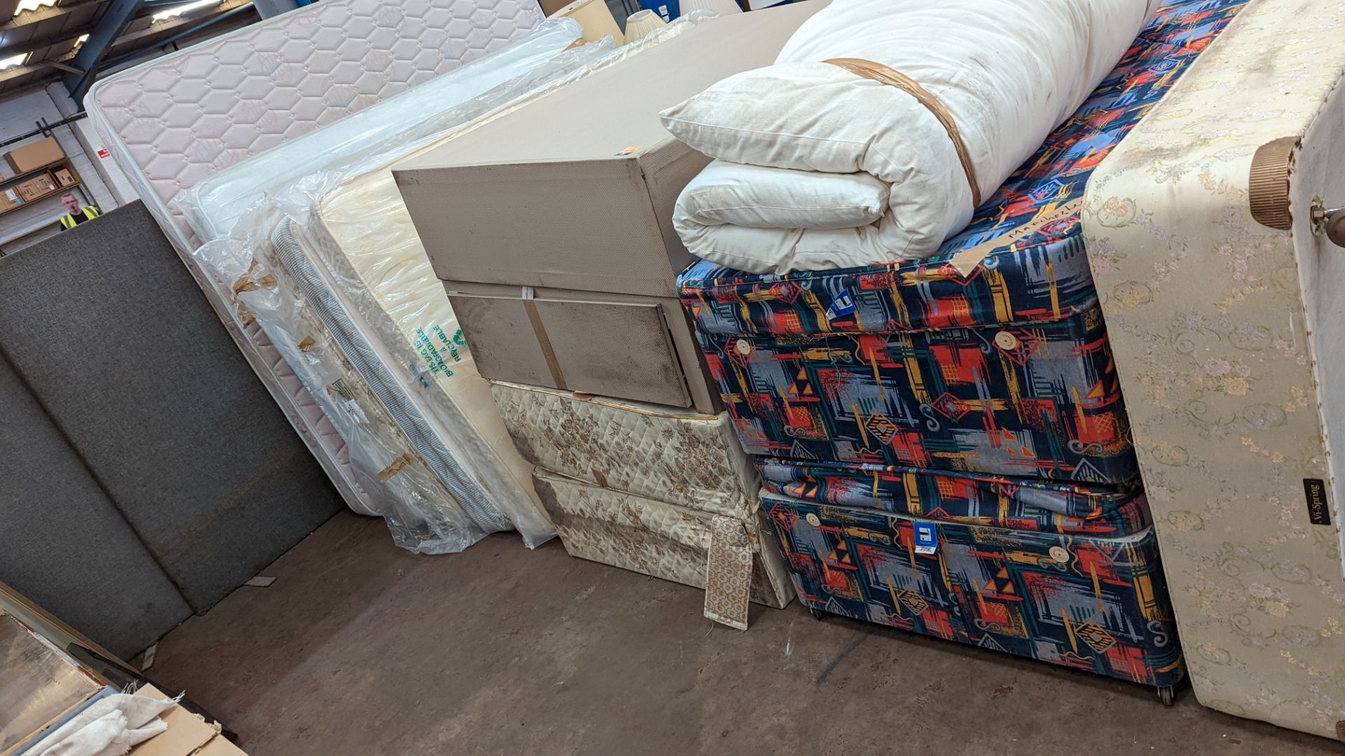 Quantity of mattresses & bed bases comprising 5 double & larger mattresses, 2 single mattresses, qua - Image 11 of 11