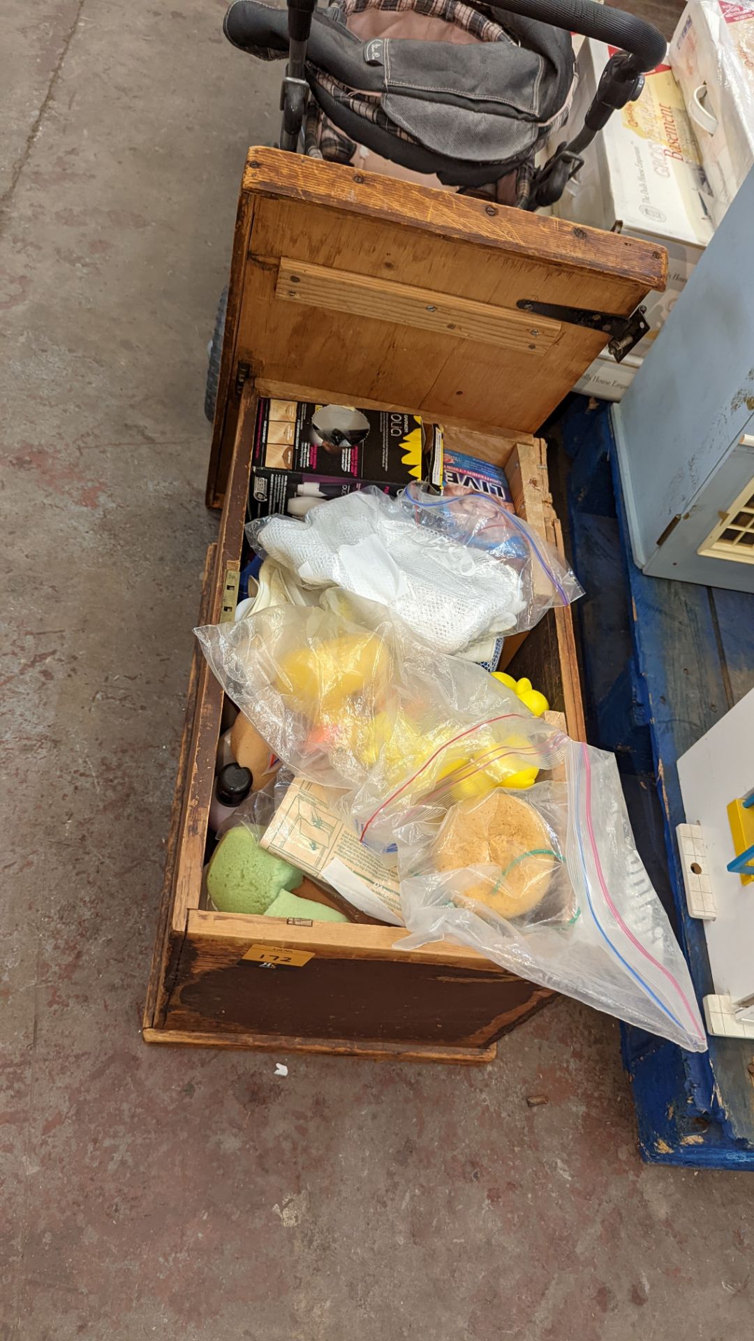 Wooden chest & contents of bathroom related items - Image 3 of 6