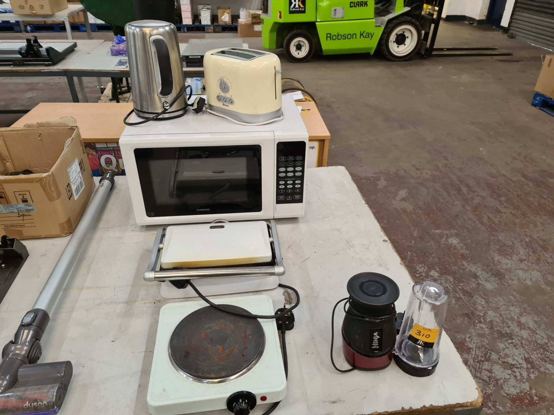 Mixed appliance lot comprising microwave, toaster, kettle, sandwich maker, hob & juicer