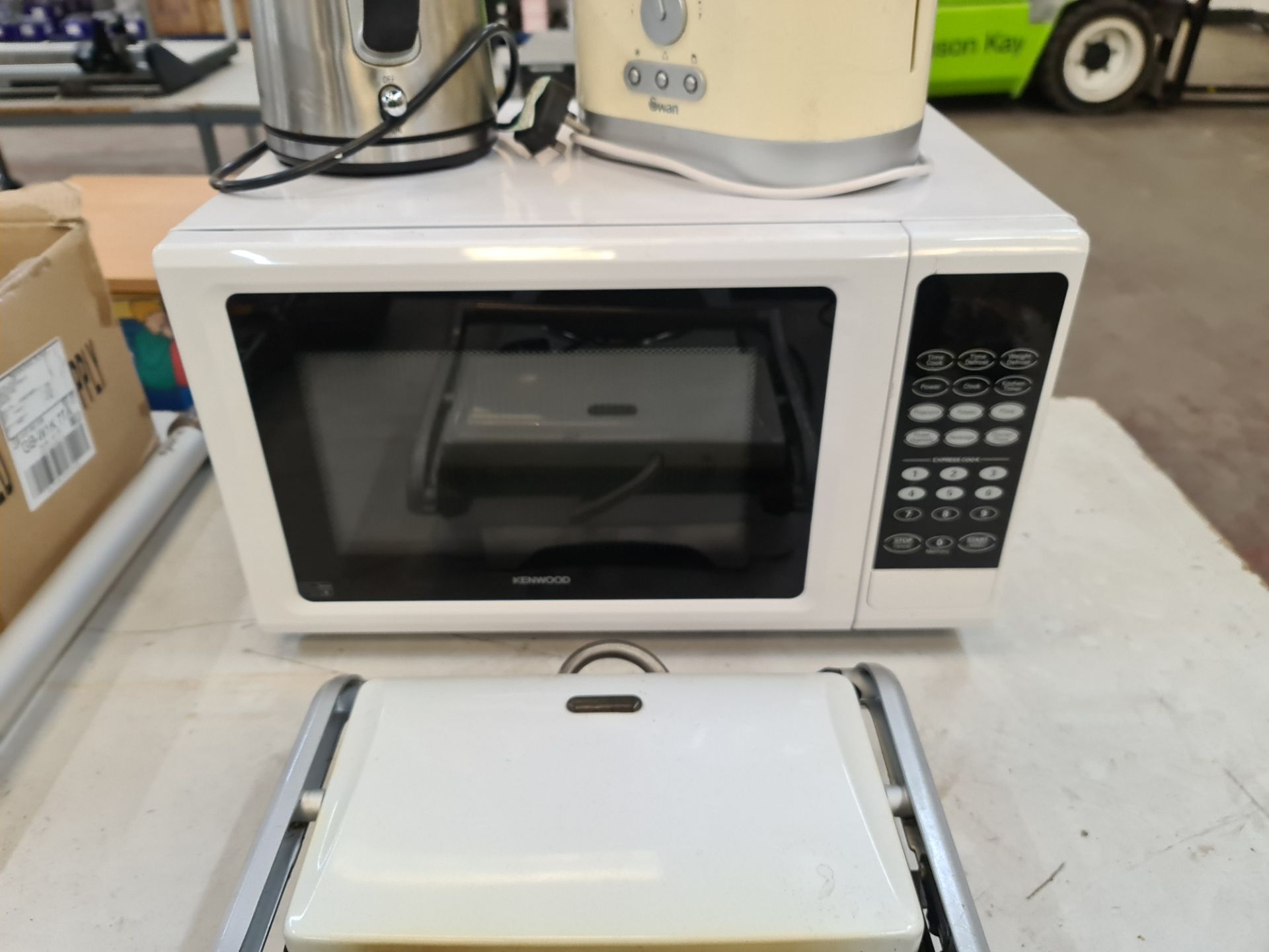 Mixed appliance lot comprising microwave, toaster, kettle, sandwich maker, hob & juicer - Image 6 of 10