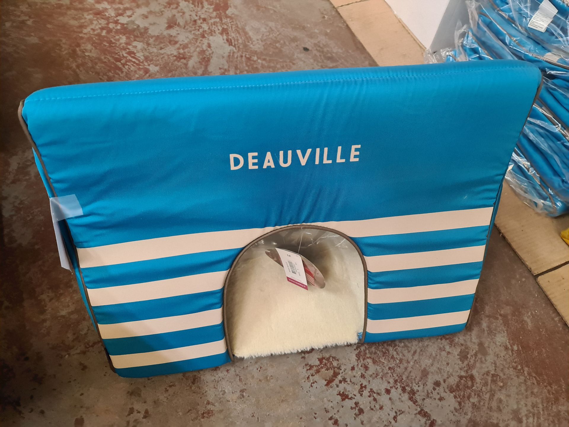 8 off Deauville by Bobby medium sized folding Cosy Hiding Places with soft furry floor