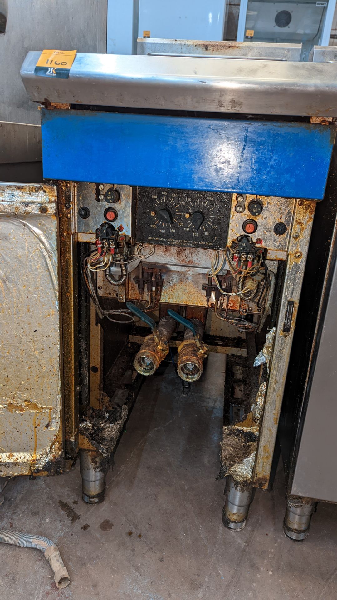 Blue Seal twin well floor standing fryer - Image 7 of 8