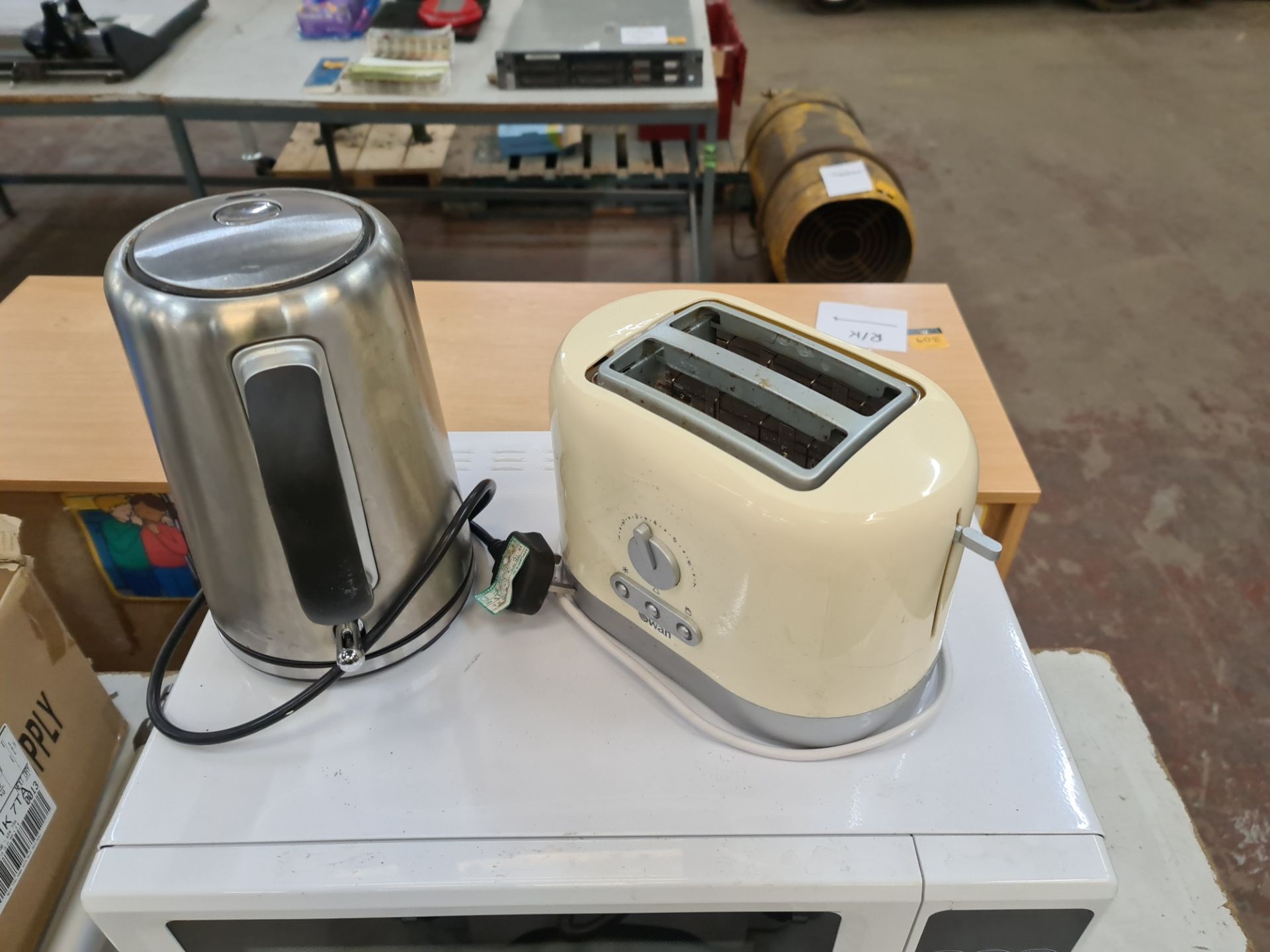 Mixed appliance lot comprising microwave, toaster, kettle, sandwich maker, hob & juicer - Image 9 of 10