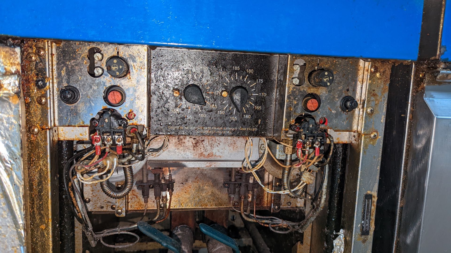 Blue Seal twin well floor standing fryer - Image 8 of 8