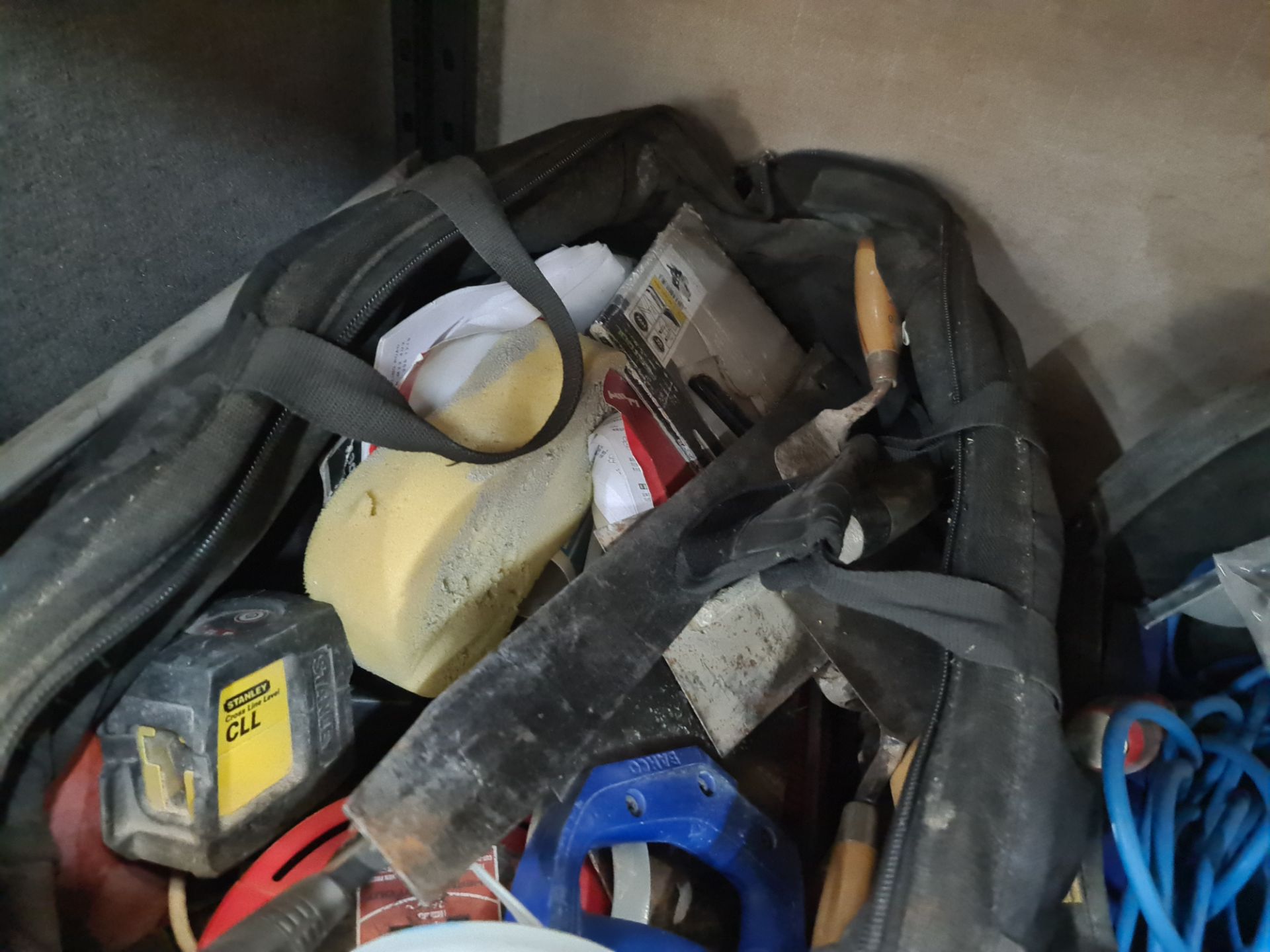 Contents of a bay of assorted tools, comprising 2 heavy-duty soft toolbags & their contents plus set - Image 10 of 13