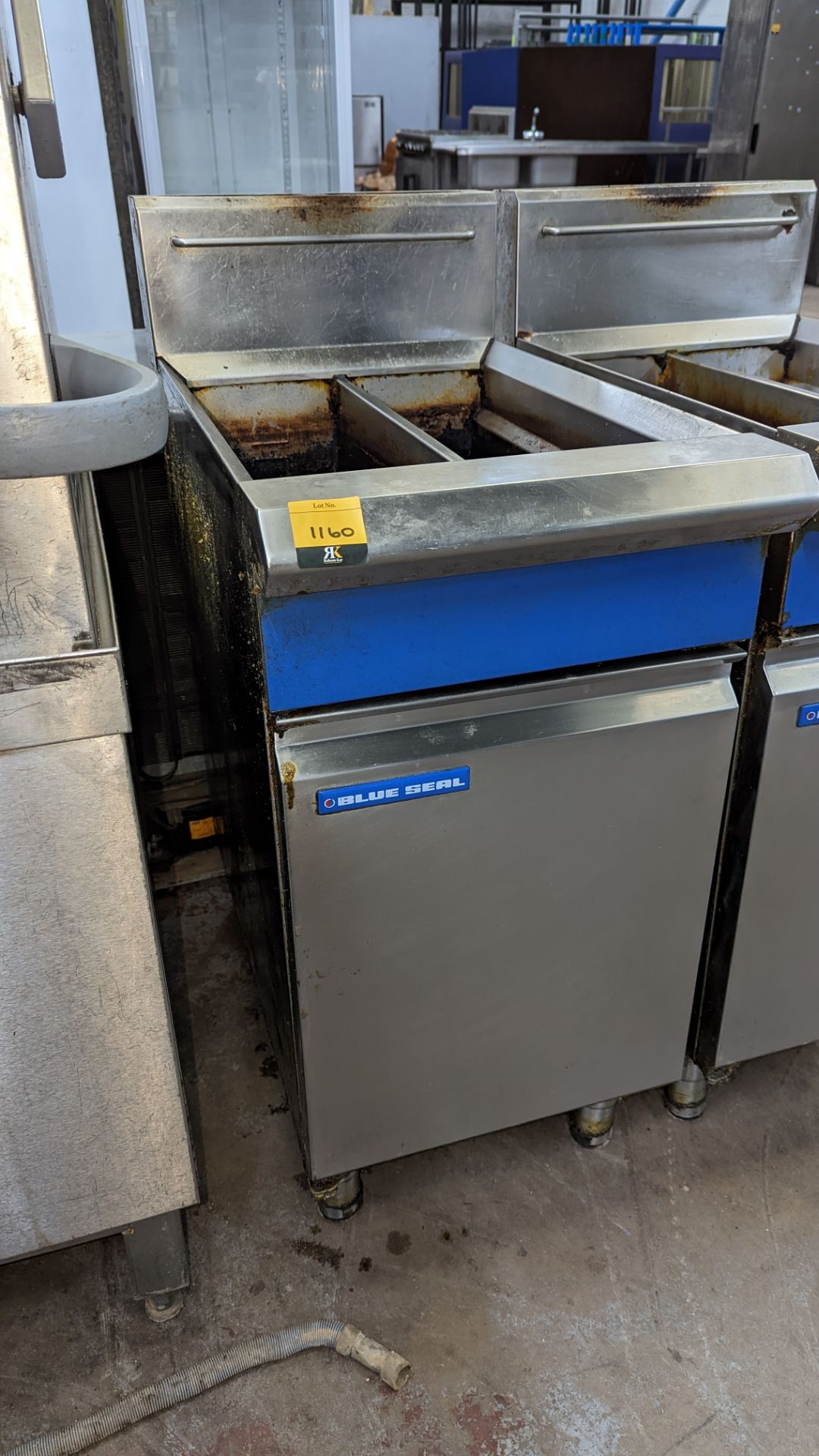 Blue Seal twin well floor standing fryer - Image 2 of 8