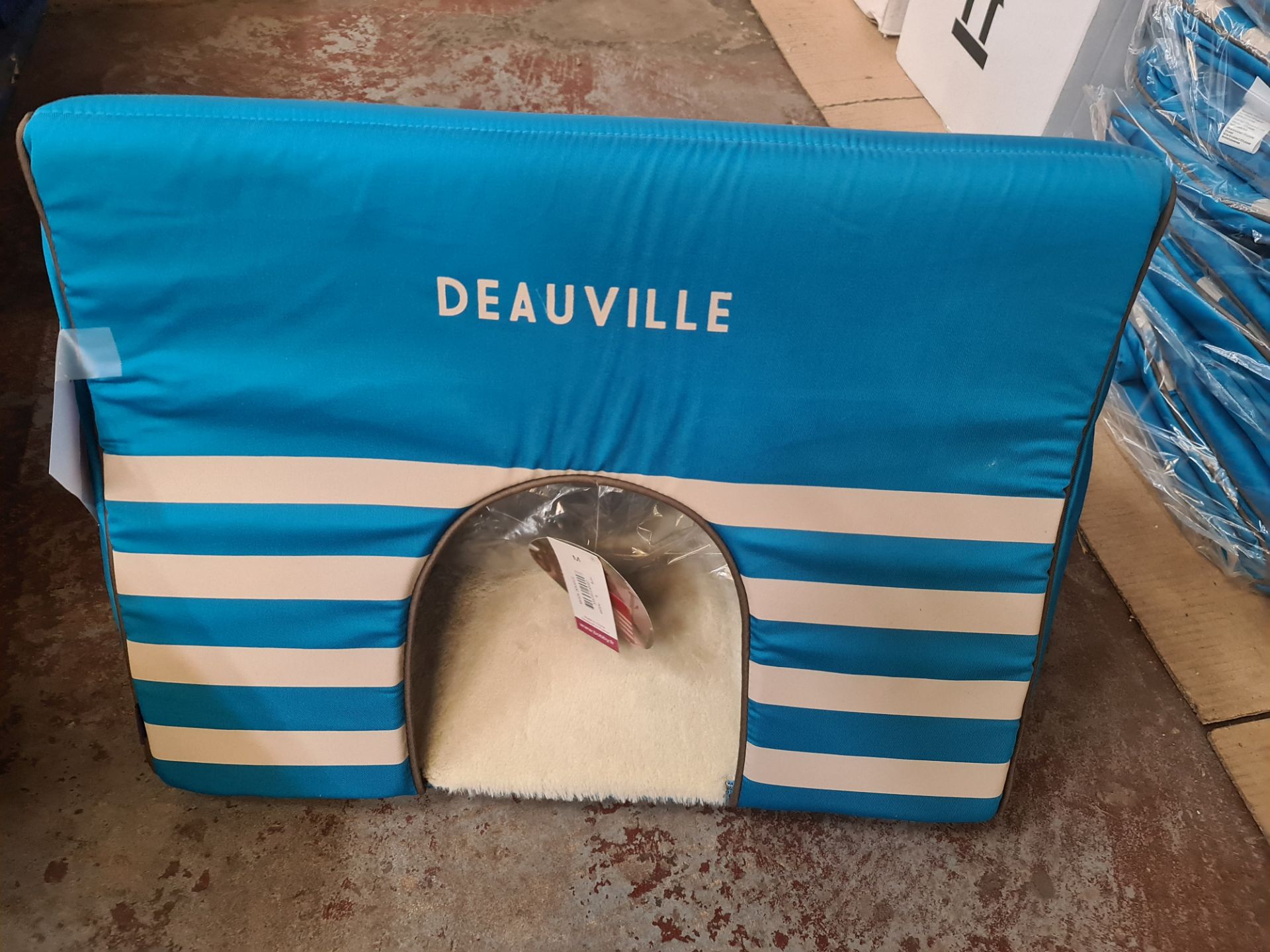 8 off Deauville by Bobby medium sized folding Cosy Hiding Places with soft furry floor