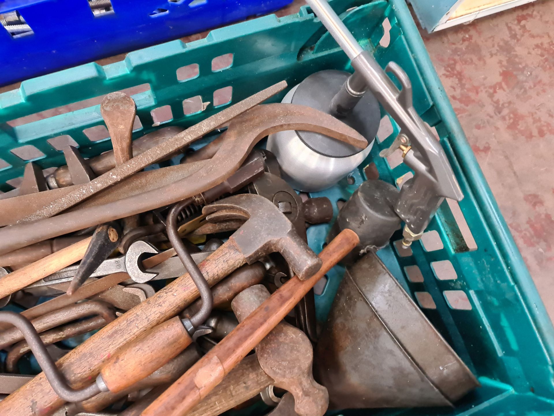 Contents of a crate of hand tools - crate excluded - Image 2 of 4