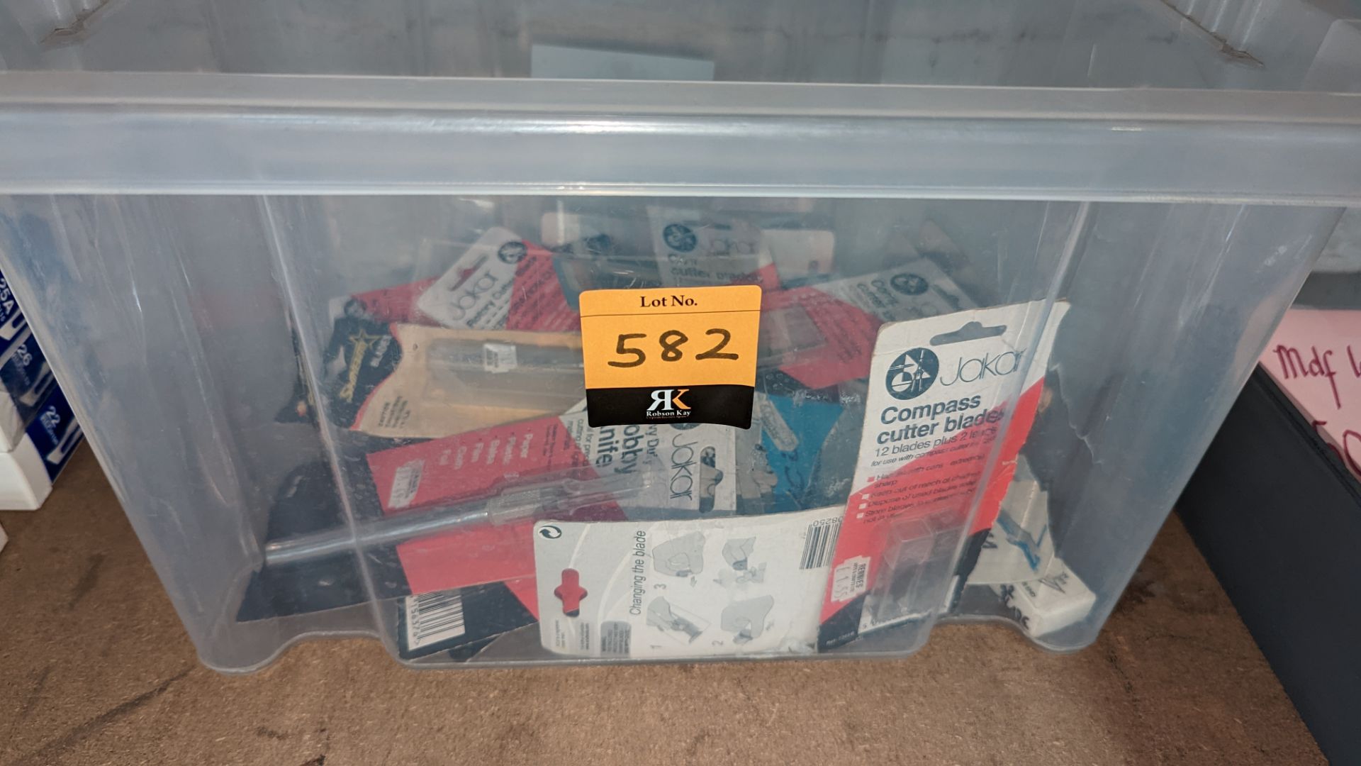 Contents of a crate of cutting blades & similar - crate excluded - Image 2 of 4