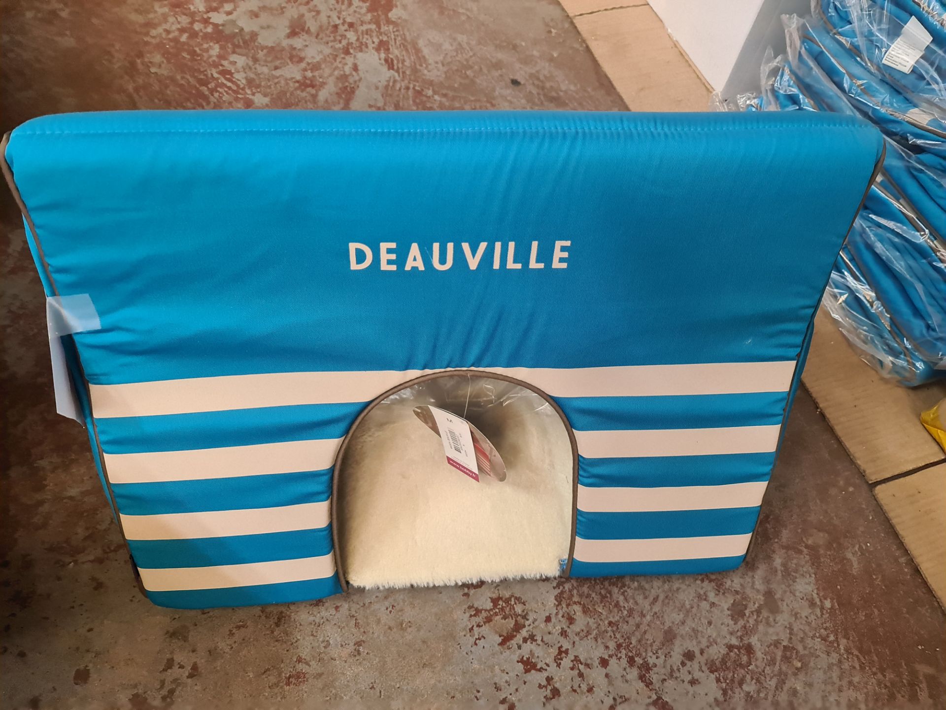 8 off Deauville by Bobby medium sized folding Cosy Hiding Places with soft furry floor