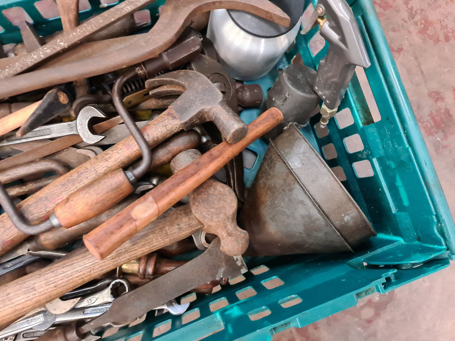 Contents of a crate of hand tools - crate excluded - Image 4 of 4