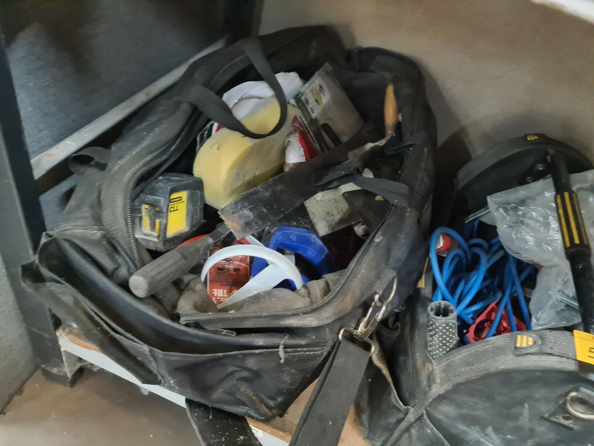 Contents of a bay of assorted tools, comprising 2 heavy-duty soft toolbags & their contents plus set - Image 12 of 13