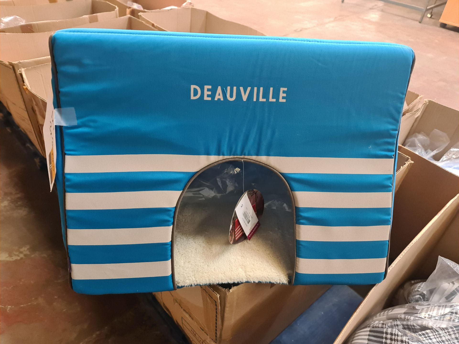 7 off Deauville by Bobby medium sized folding Cosy Hiding Places with soft furry floor