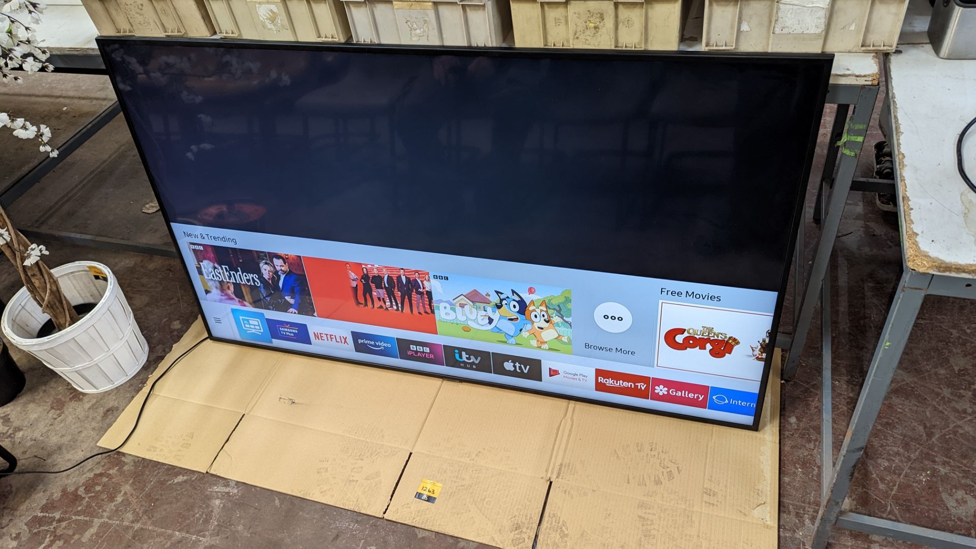 Samsung 65" TV model 65RU7020, including remote control NB. Wall mounting brackets do not ap