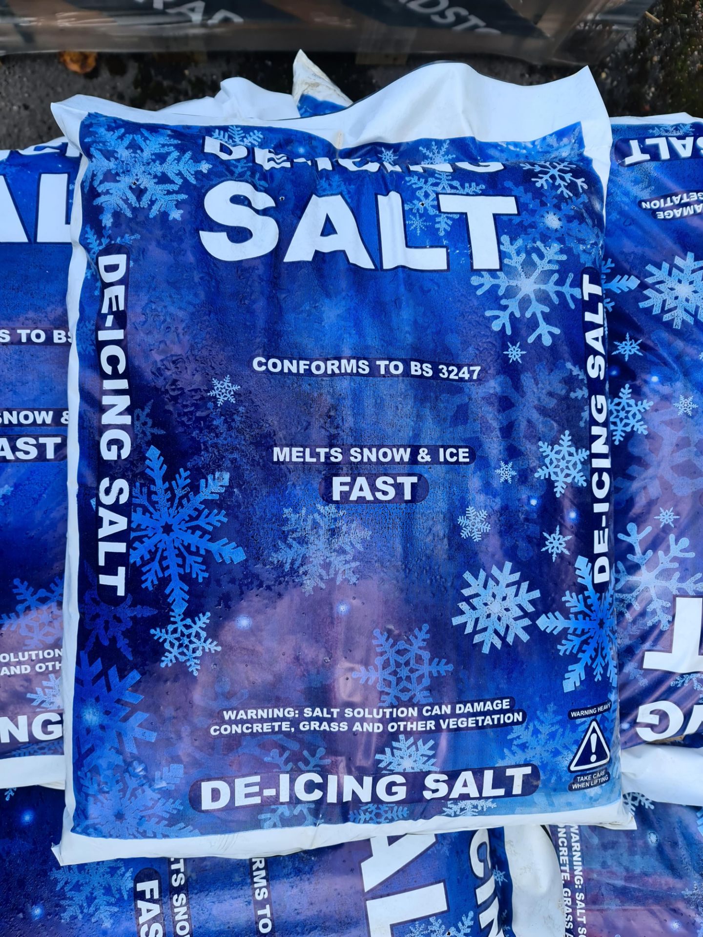 Approximately 22 sacks of de-icing salt plus a quantity of alpine grit. This lot comprises the tota - Image 3 of 3