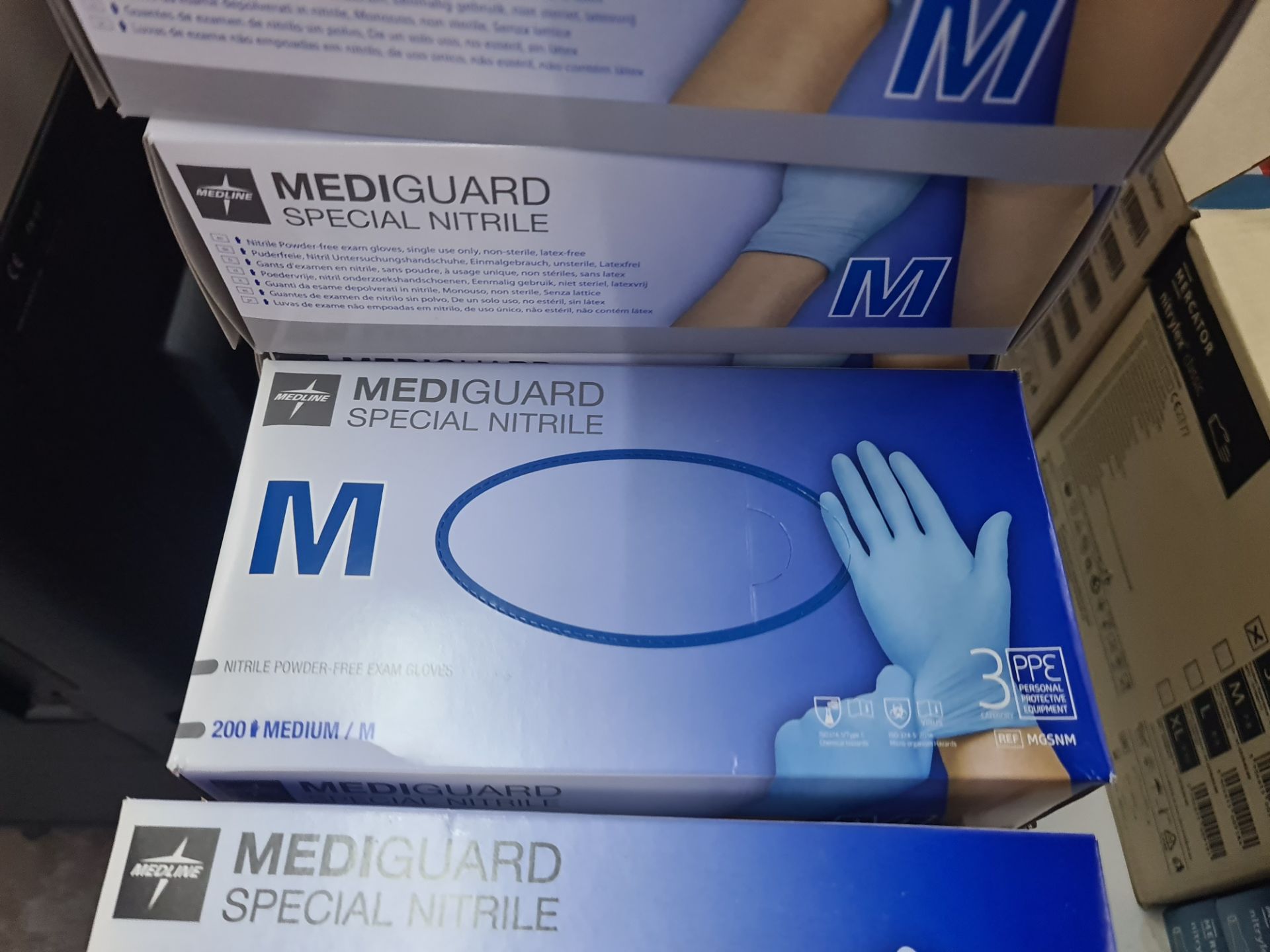 38 boxes of medline mediguard special nitrile powder free exam gloves. This lot comprises 27 boxes - Image 2 of 5