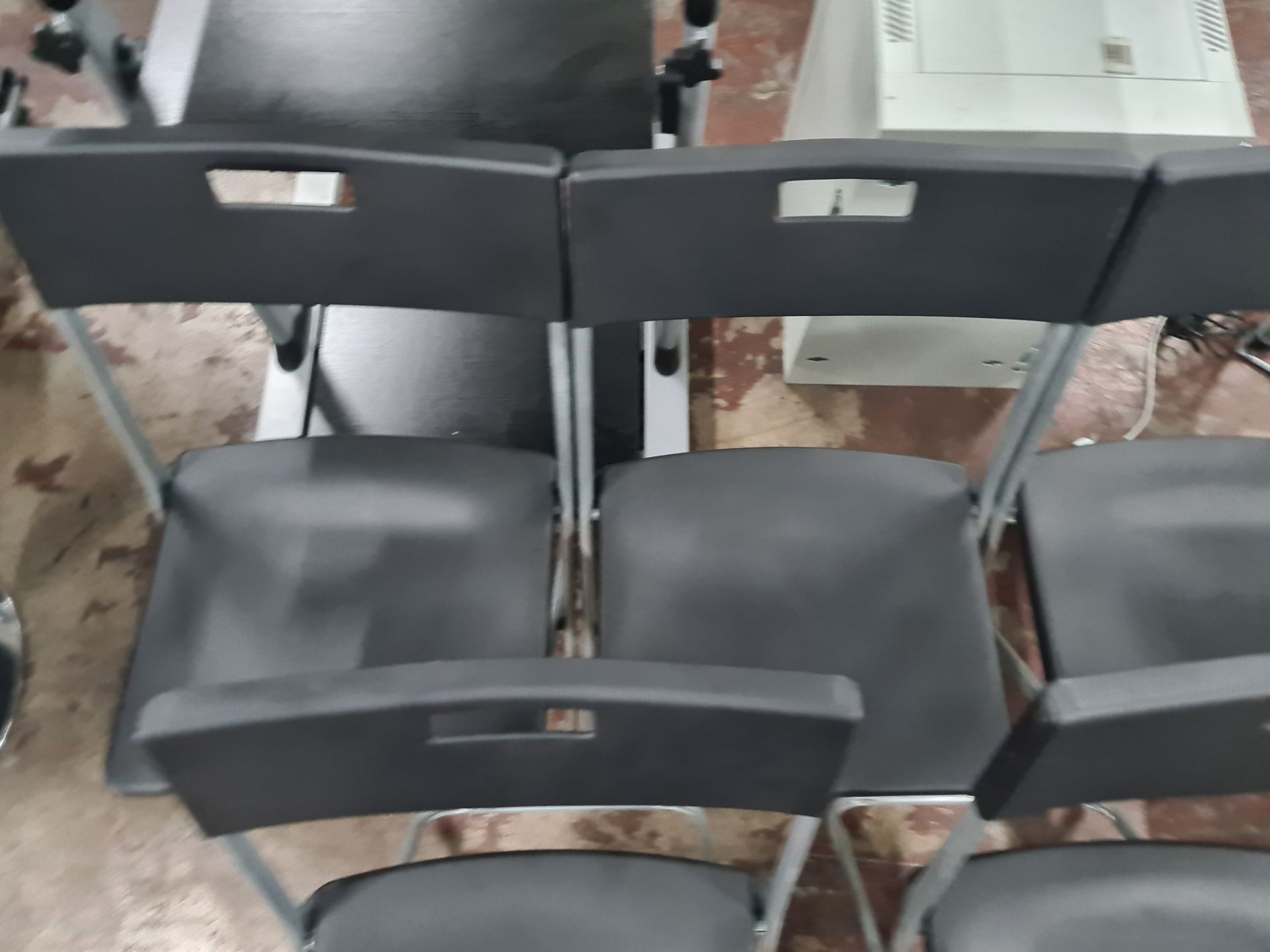 5 off matching black and grey folding chairs - Image 3 of 4