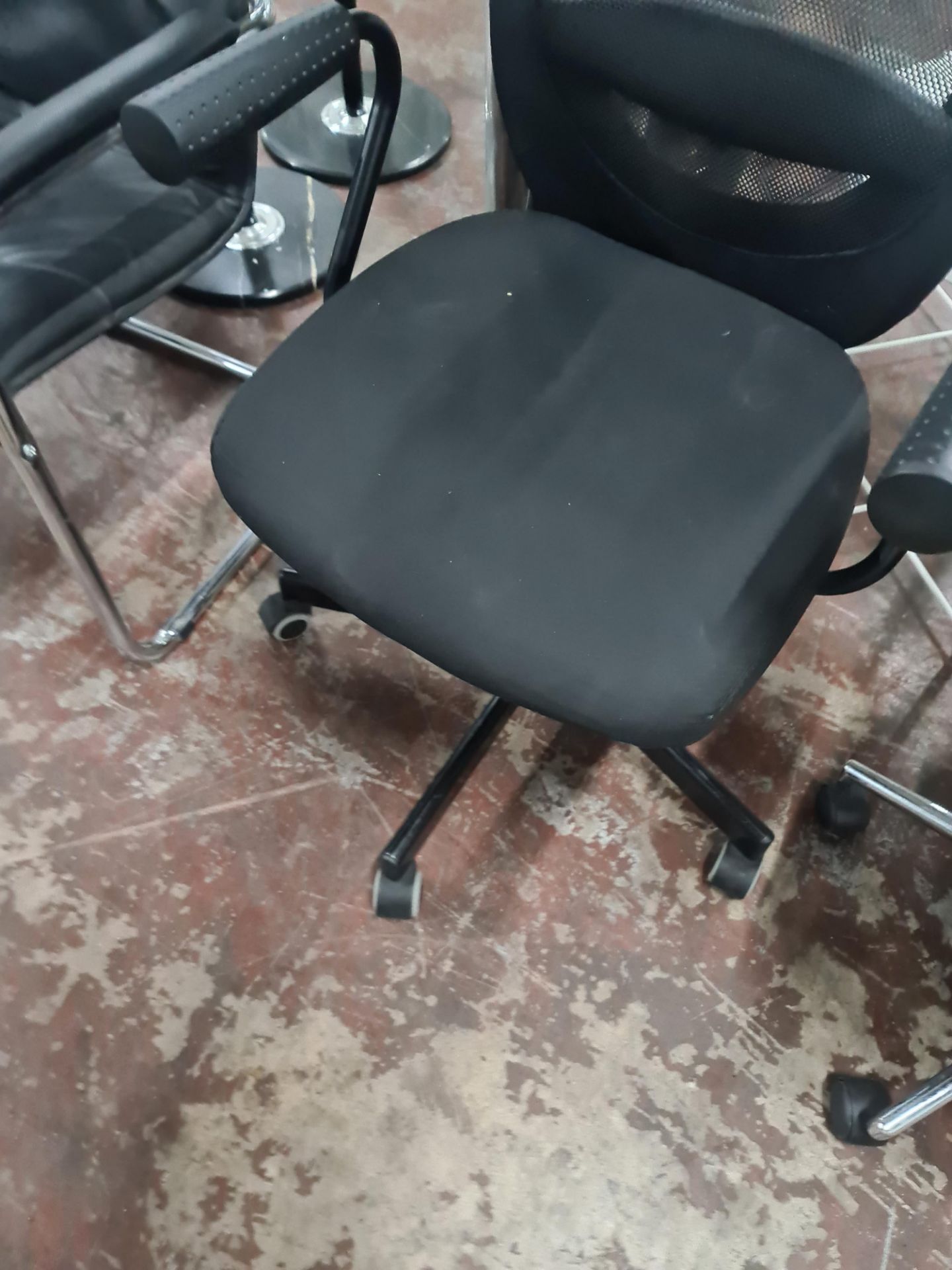 Modern high mesh back swivel chair - Image 2 of 4