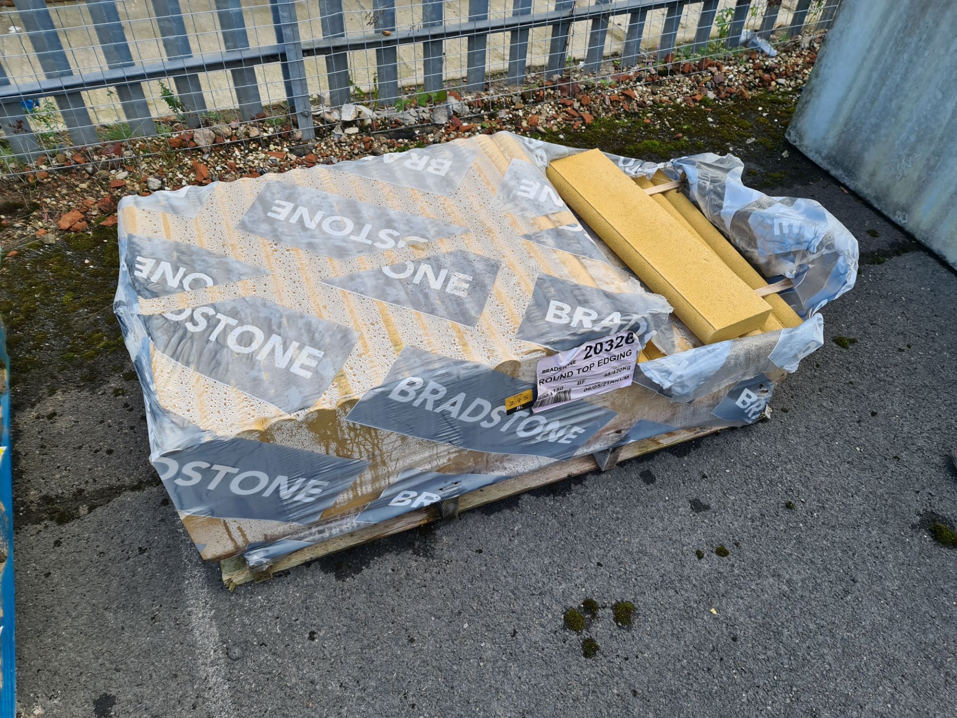Pallet of Bradstone round top edging size 600 x 150 mm. As can be seen in the photos, the pallet is