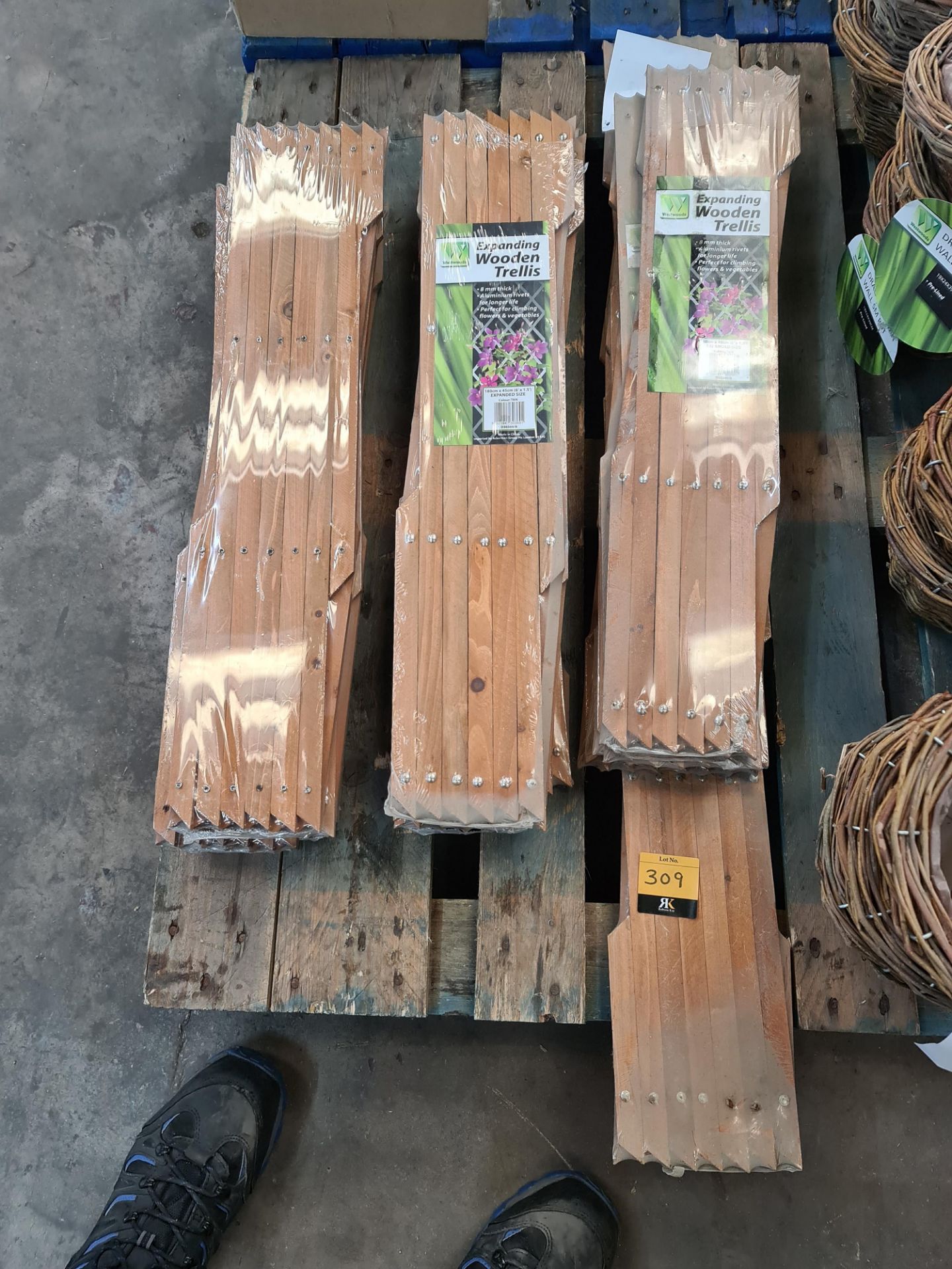 20 expanding wooden trellis