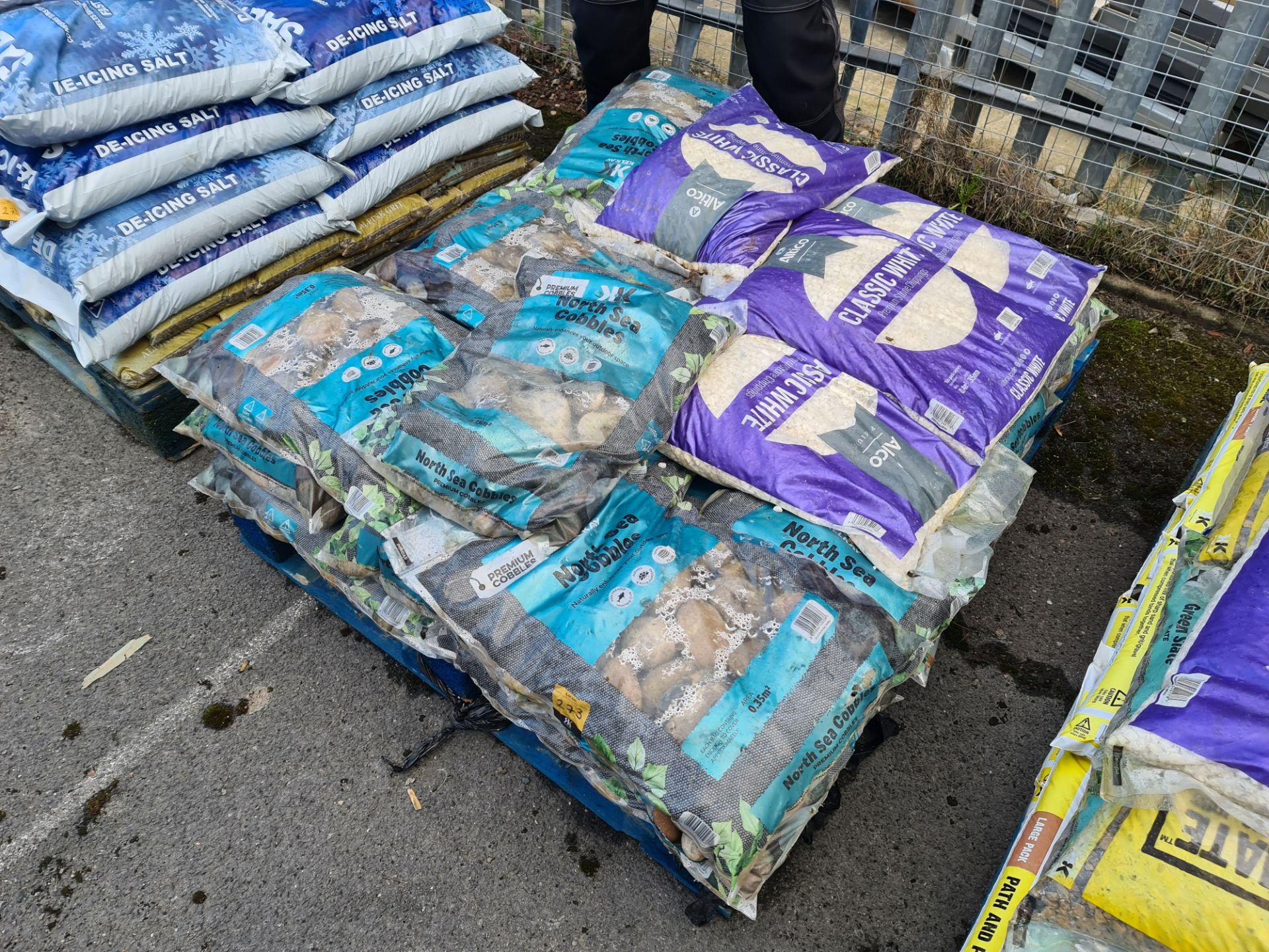 The contents of a pallet of North Sea cobbles and classic white premium stone chippings. Pallet exc - Image 2 of 4