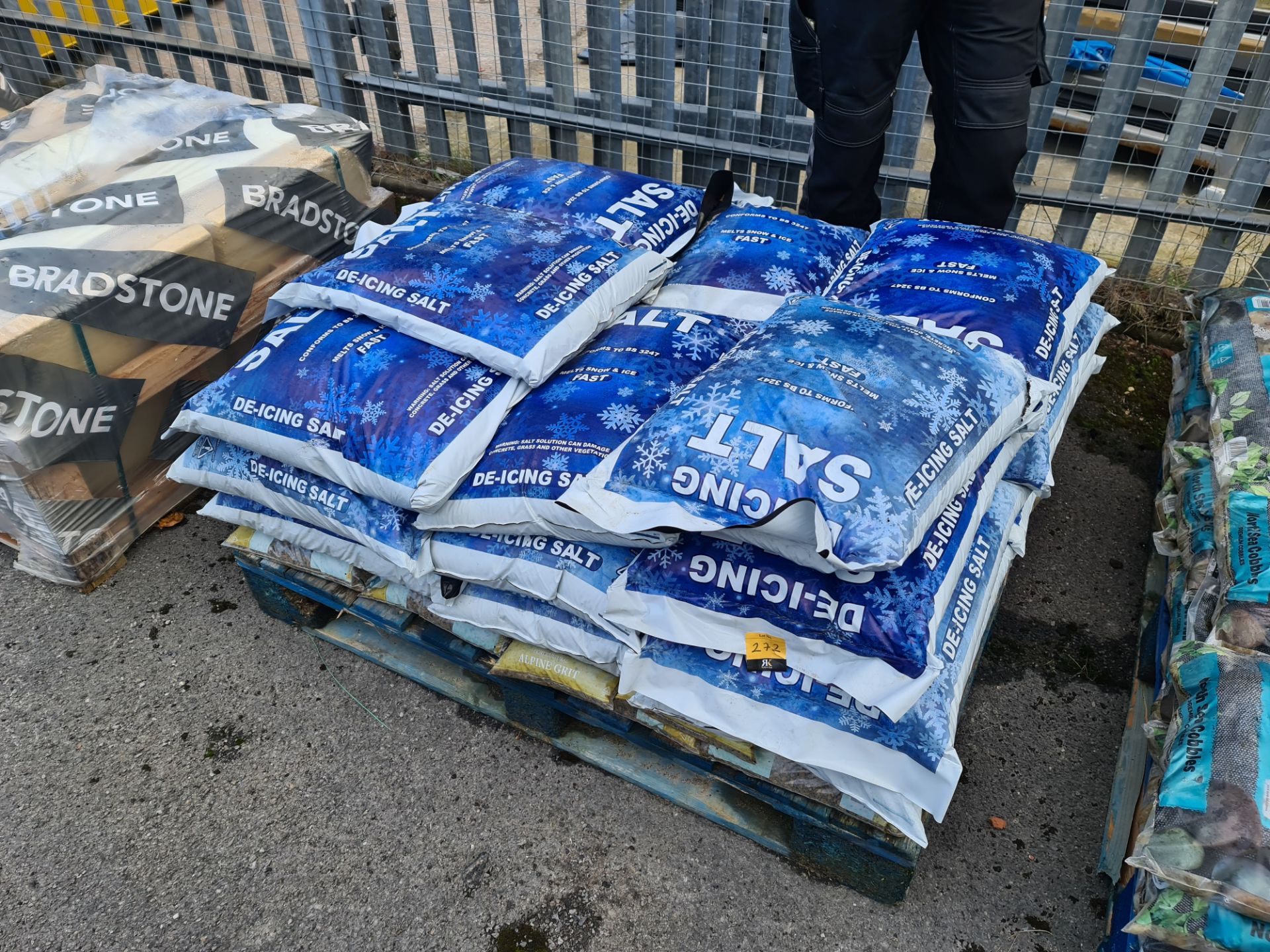 Approximately 22 sacks of de-icing salt plus a quantity of alpine grit. This lot comprises the tota - Image 2 of 3