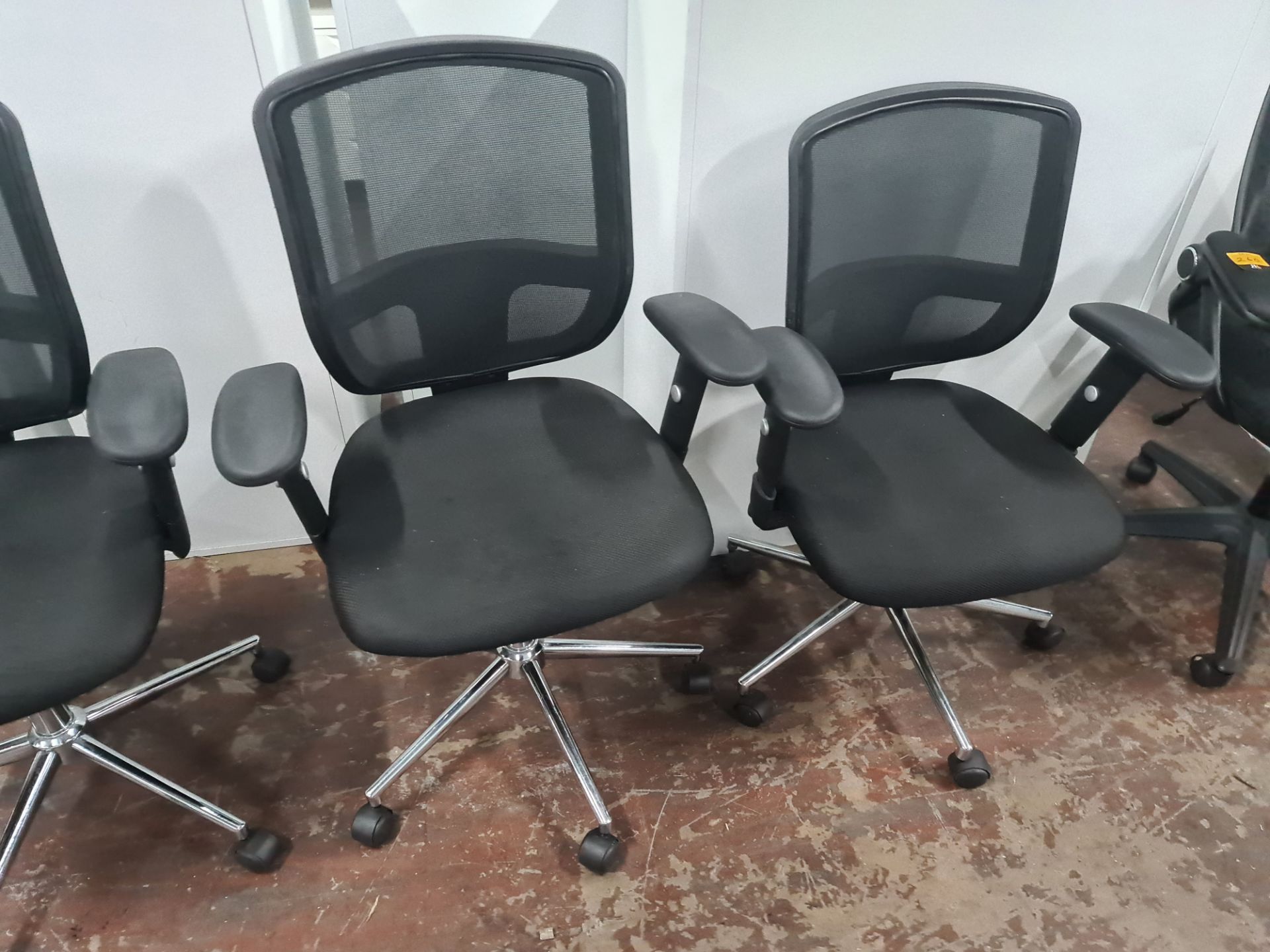 6 off matching modern high mesh back operator chairs in black on chrome bases - Image 4 of 4