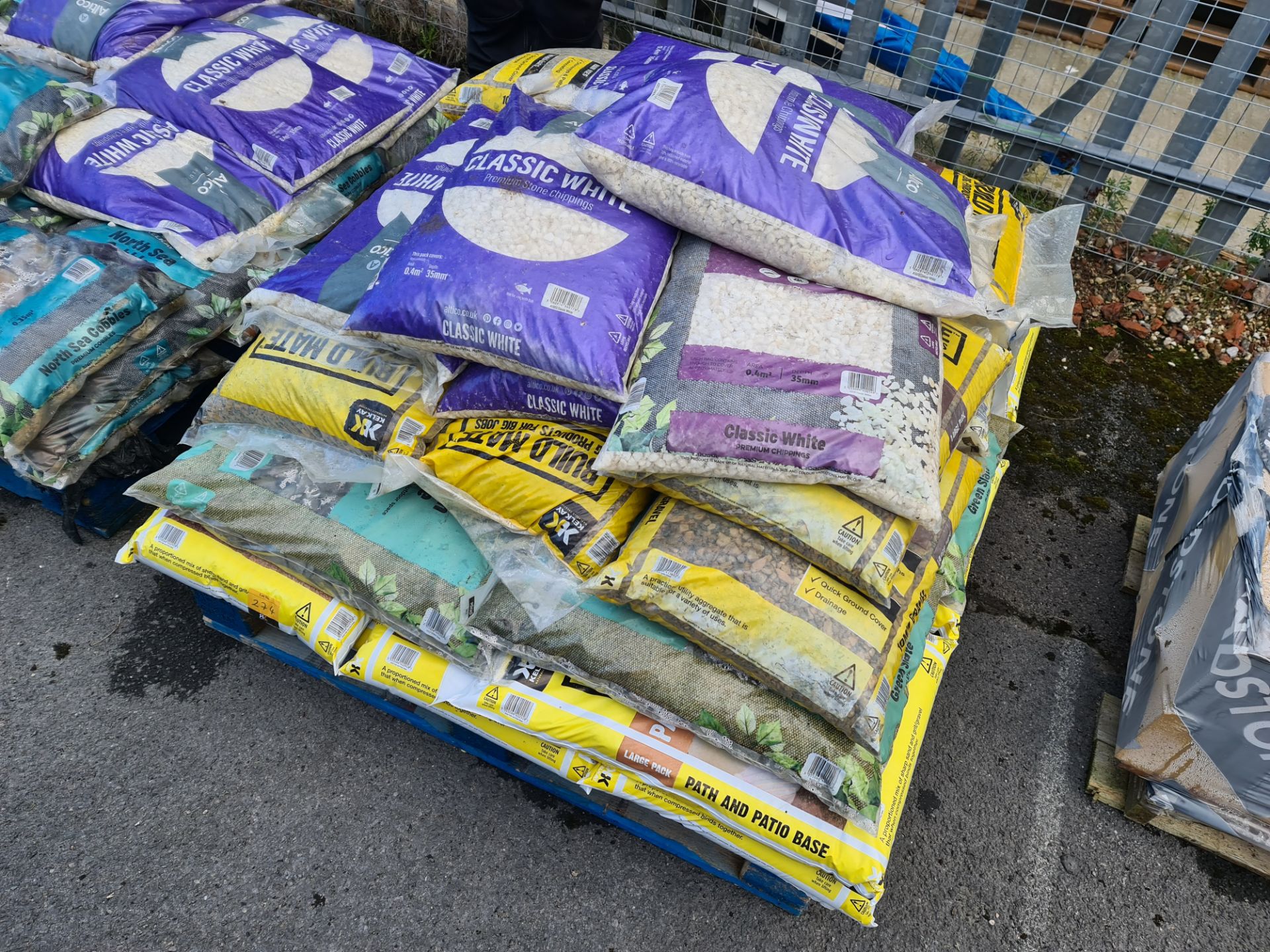 The contents of a pallet of classic white premium stone chippings, Build Mate gravel, green slate an - Image 2 of 4