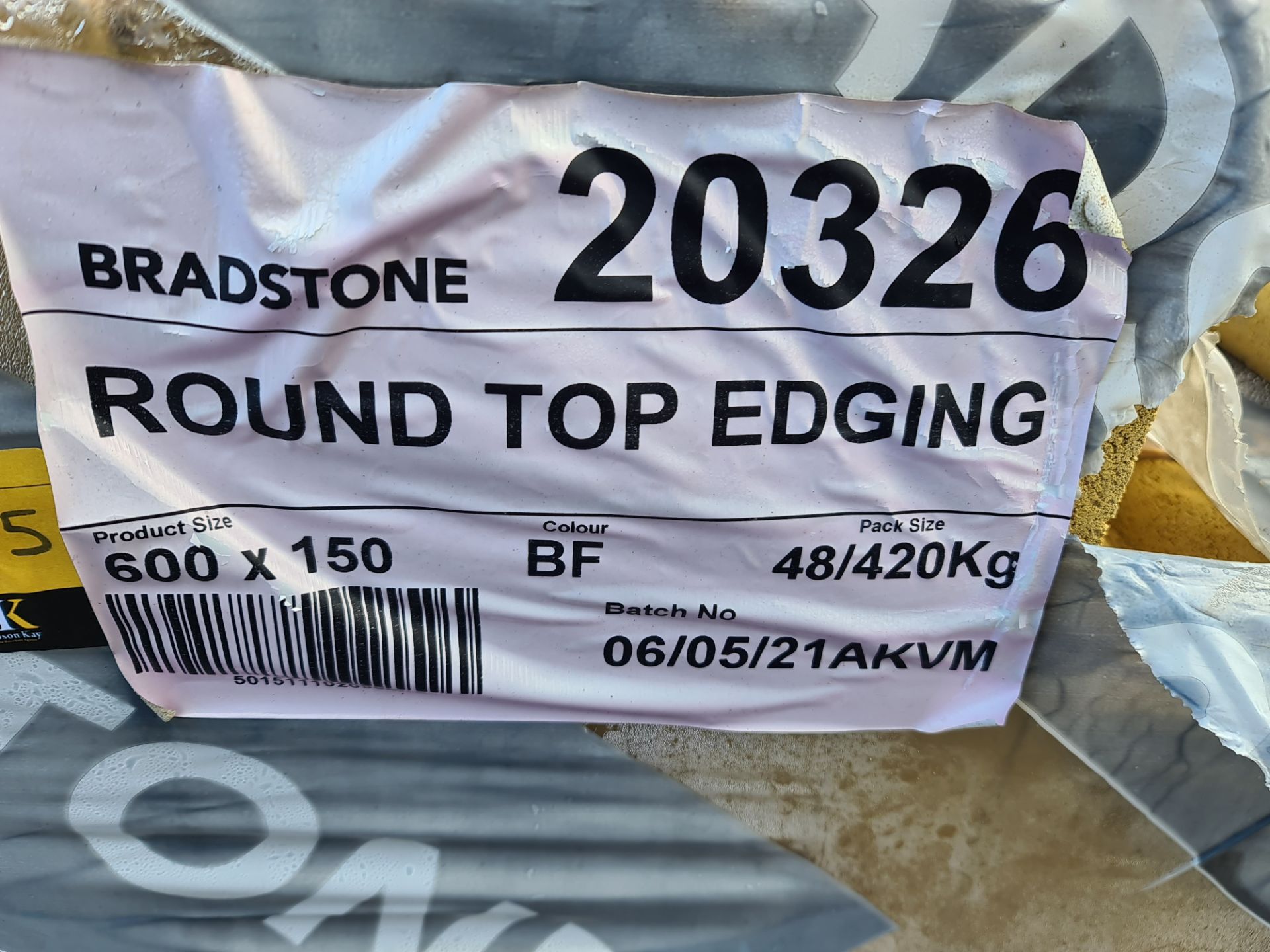 Pallet of Bradstone round top edging size 600 x 150 mm. As can be seen in the photos, the pallet is - Image 3 of 3