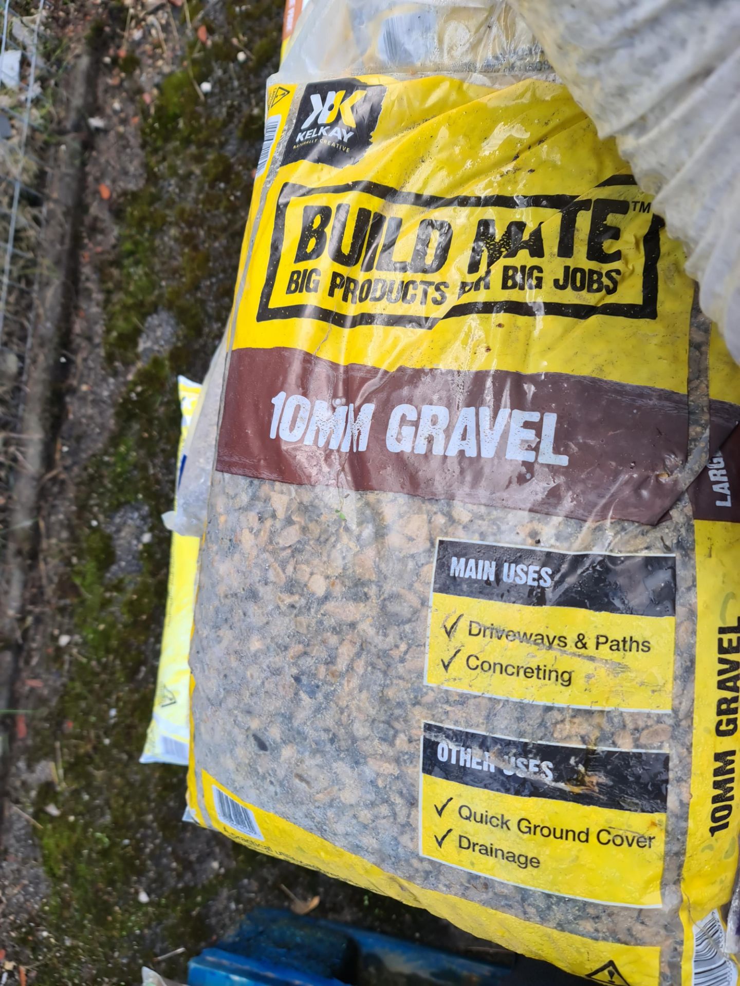 The contents of a pallet of classic white premium stone chippings, Build Mate gravel, green slate an - Image 4 of 4