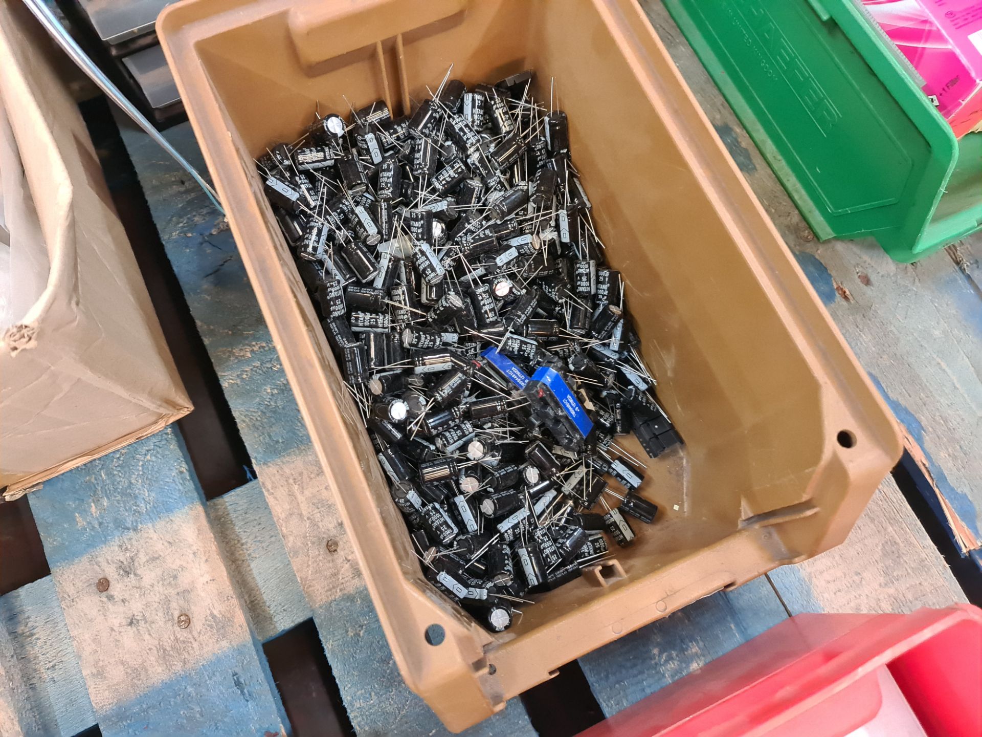 The contents of a pallet of assorted components, parts and spares - Image 7 of 11