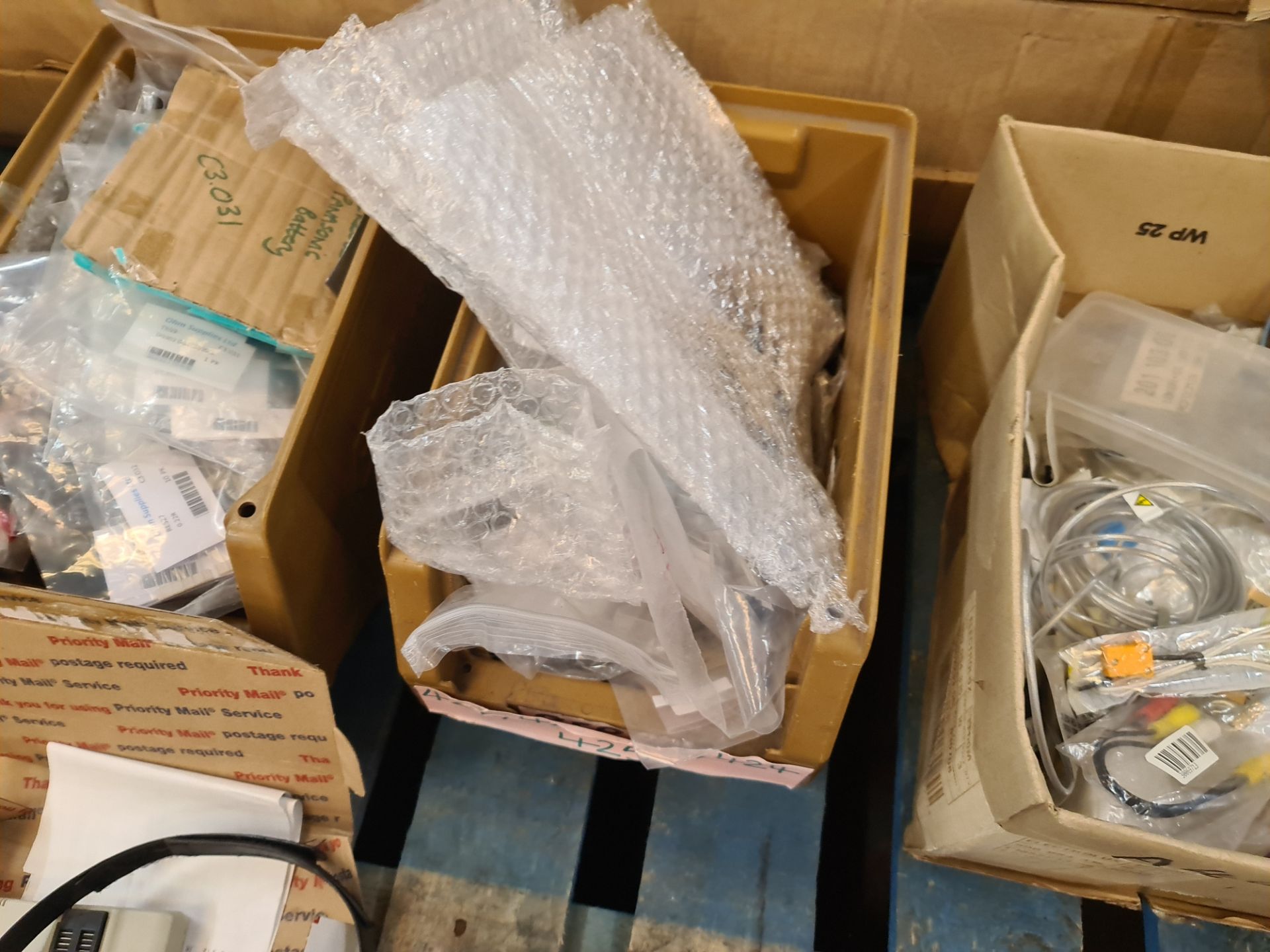 The contents of a pallet of assorted components, parts and spares - Image 10 of 11